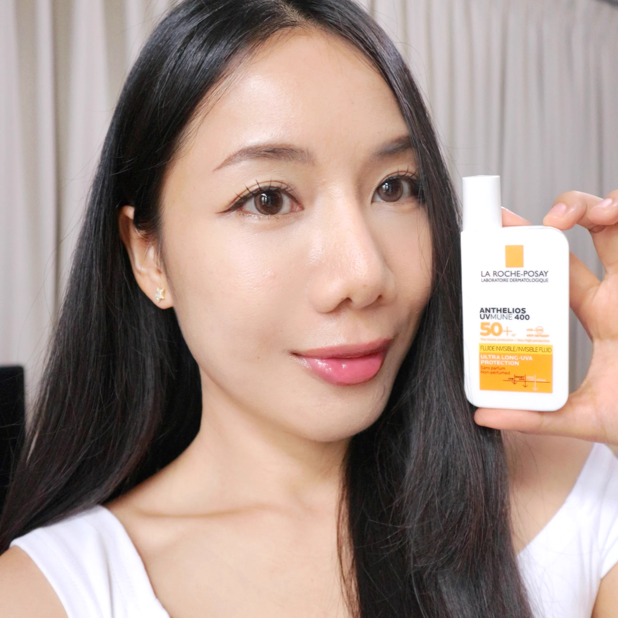 บอกเลยว่ากันแดดลาโรชโพเซย์ คือที่สุด ANTHELIOS UVMUNE 400 INVISIBLE FLUID SPF50+ PA++++ปกป้องผิวด้วย Mexoryl 400 ปกป้องครอบคลุมถึง ULTRA-LONG UVA ก็คือพูดง่ายๆปกป้องผิวจากแสงแบบลึกสุดและฟิลเตอร์กันแดดมีปริมาณมากกว่ากันแดดทั่วไป 👍🏻 ส่วนเนื้อกันแดดดีมาก ซึมไว ไม่คราบ กันน้ำ กันเหงื่อ ออกไปข้างนอกหน้าไม่มัน กันแดดเกาะผิวดีมาก ออกไปทำกิจกรรมแบบไม่ต้องกังวล ผิวไม่แสบไม่เบิร์น ฤดูไหนก็ต้องทากันแดดไว้เลย หน้าไม่หมอง ฝ้า กระไม่ขึ้น ✅#กันแดดAnthelios #กันแดดยืนหนึ่งจบถึงUltraLongUVA #LaRochePosayTH