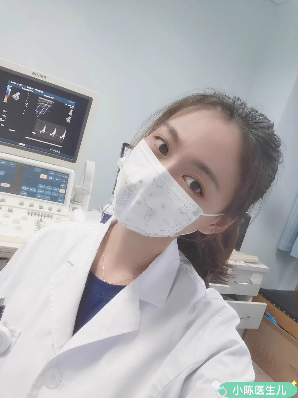 休假刚上班的第一天，见到了男同事～看来不止是我假期期间没怎么做爱，他也一样。找了个没人的诊室就把我的裤子脱了，然后后入插了进来…好怕有人进来，可能白大褂都来不及套上… 和同事还是太危险啦，还是和推友们见面可以更肆无忌惮，最近小陈医生可以约，私信可以报名～ https://t.co/GLtmdPARZP