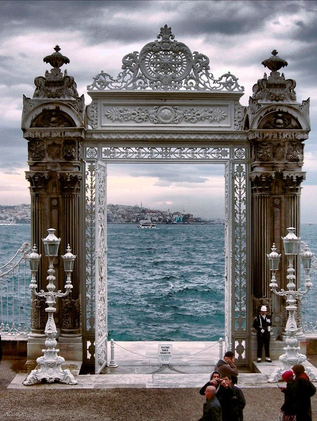 Portal to the Bosporus from the garden of Dolmabahçe Palace in Istanbul, Turkey, built in 1856. https://t.co/bu2QAVrqSB