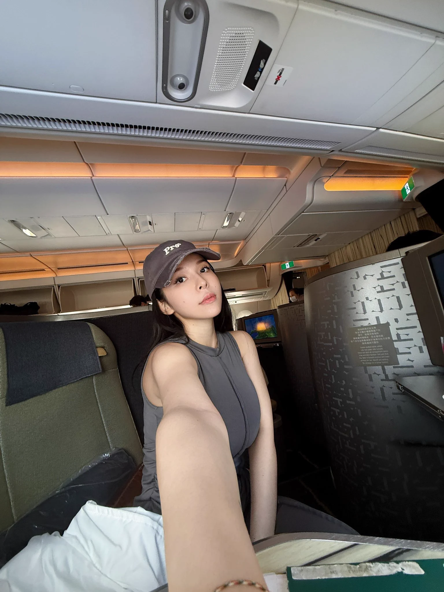 出發曼谷之夜🇹🇭🖤 https://t.co/Yg4CbSwl6K