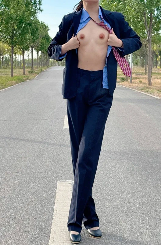 这个站也有点太偏了，人还这么多！好在有粉丝接我～也没什么才艺，发一下制服下的身体吧～在户外做爱应该很舒服吧，有没有想插进来的… https://t.co/pV1Id2yKUE