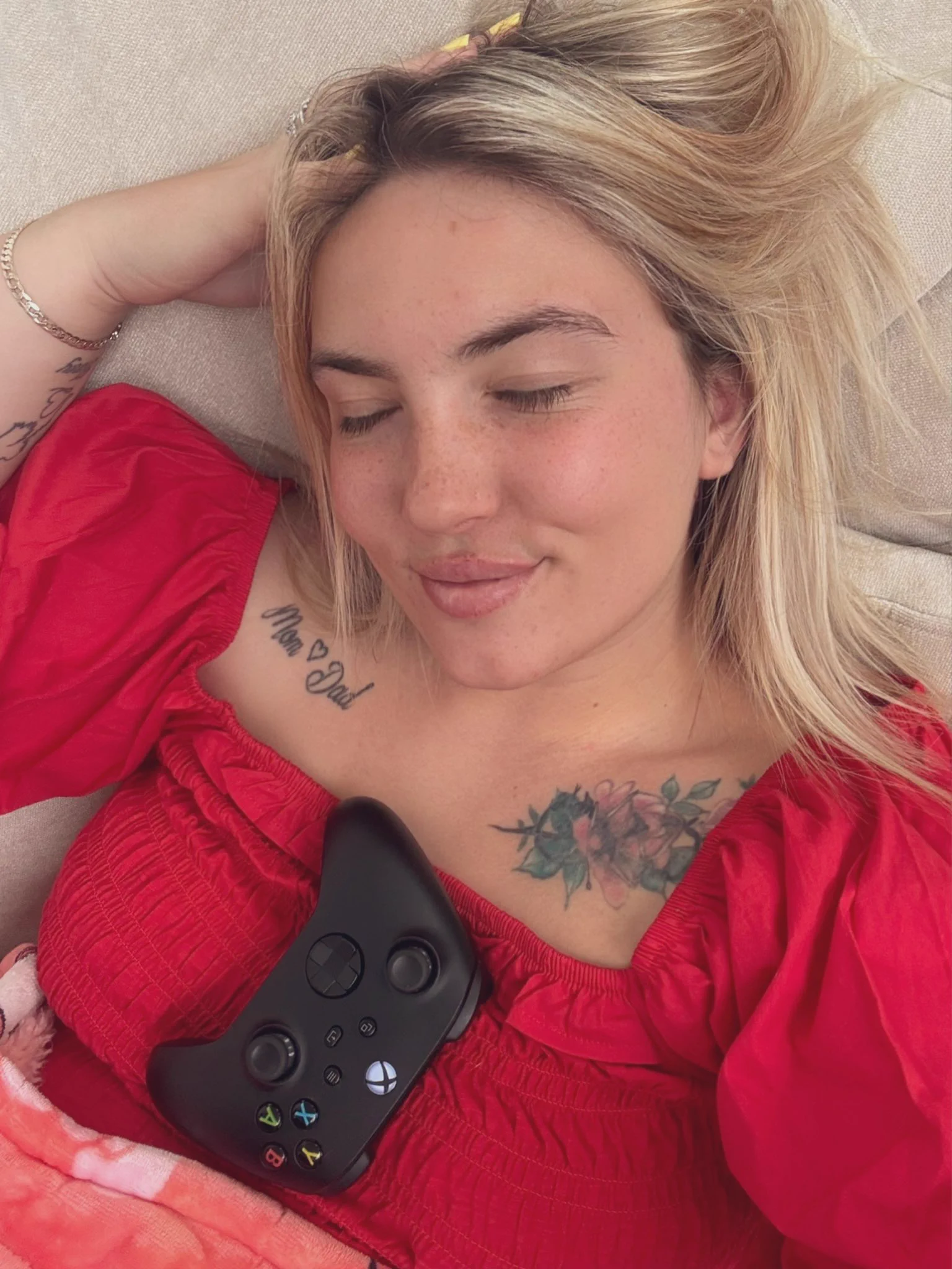 can someone come and game with me?🥹🥹🥹🥹 click my bio for 800 videos plus a dick rate for only $3 😜 https://t.co/aKK56ifAu3