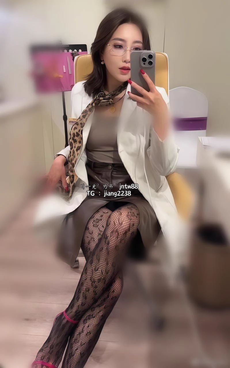 打開樂荷的雙腿 你是想要進去？還是想要舔鮑呢？🤣 #銷售顧問 https://t.co/wqMk0o1gVt
