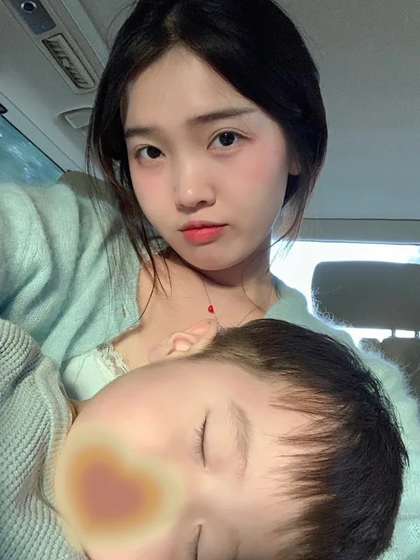 都想看我给奥利奥喂奶的照片，这张照片是以前奥利奥刚出生没多久拍的一张，我发了，你们会帮我点赞吗？点赞私信抽选一个同城的粉丝线下🤪 https://t.co/r9Bzm7YsMu