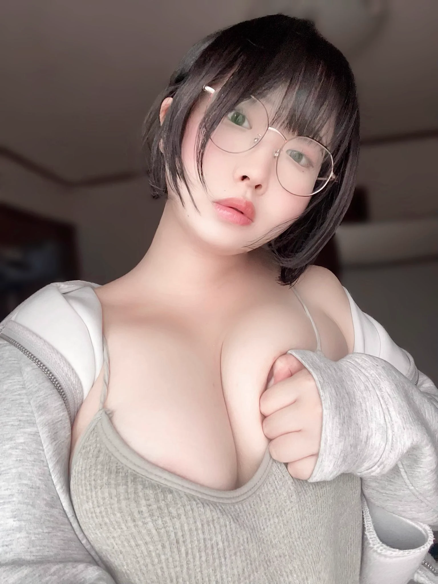 眼鏡の巨乳お姉さんに見下されたい？ https://t.co/rMVSfFNzlz