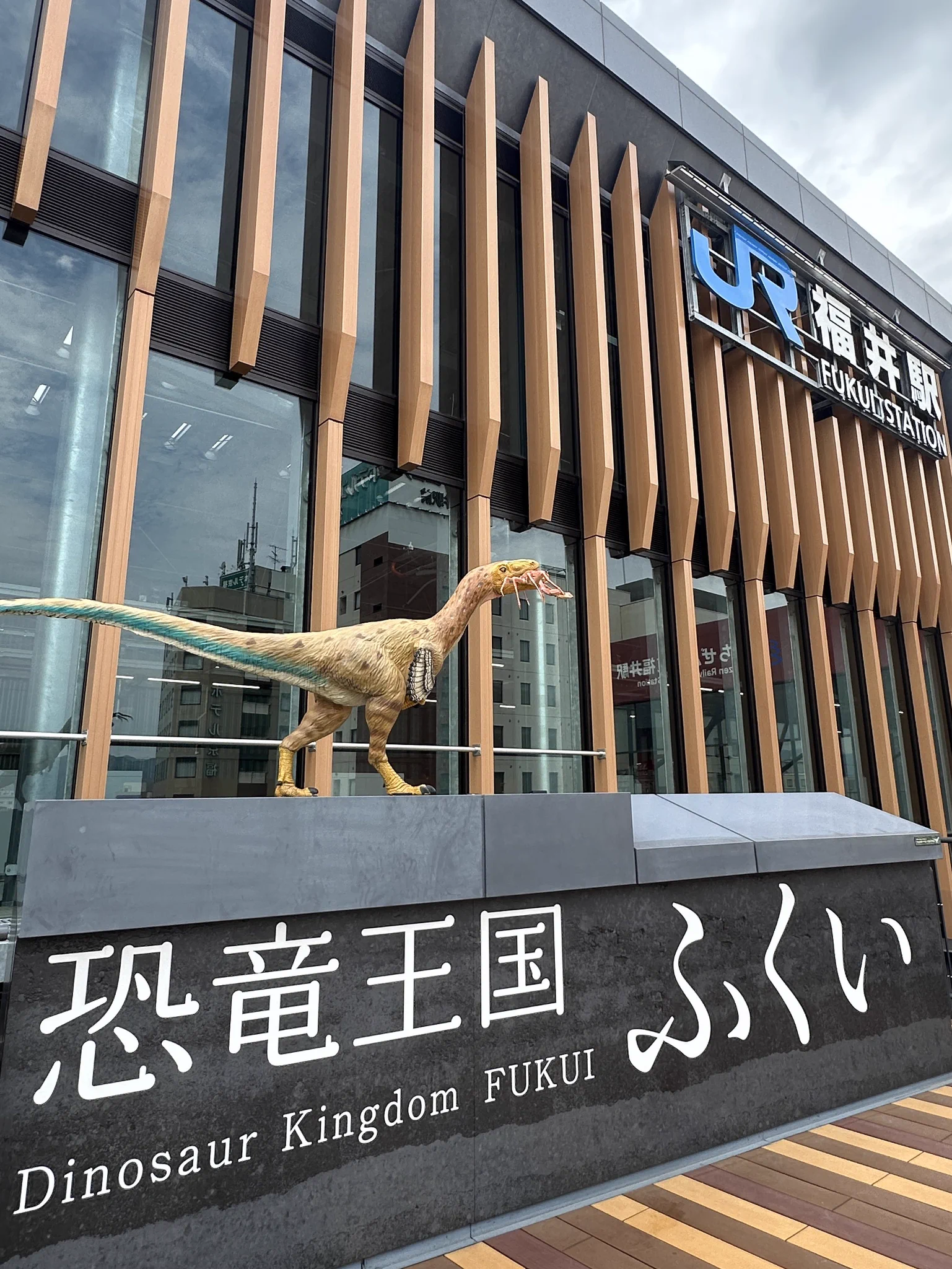 恐竜がカニ食べてた🦖🦀おいしいもんね https://t.co/2KlrwxSfd9
