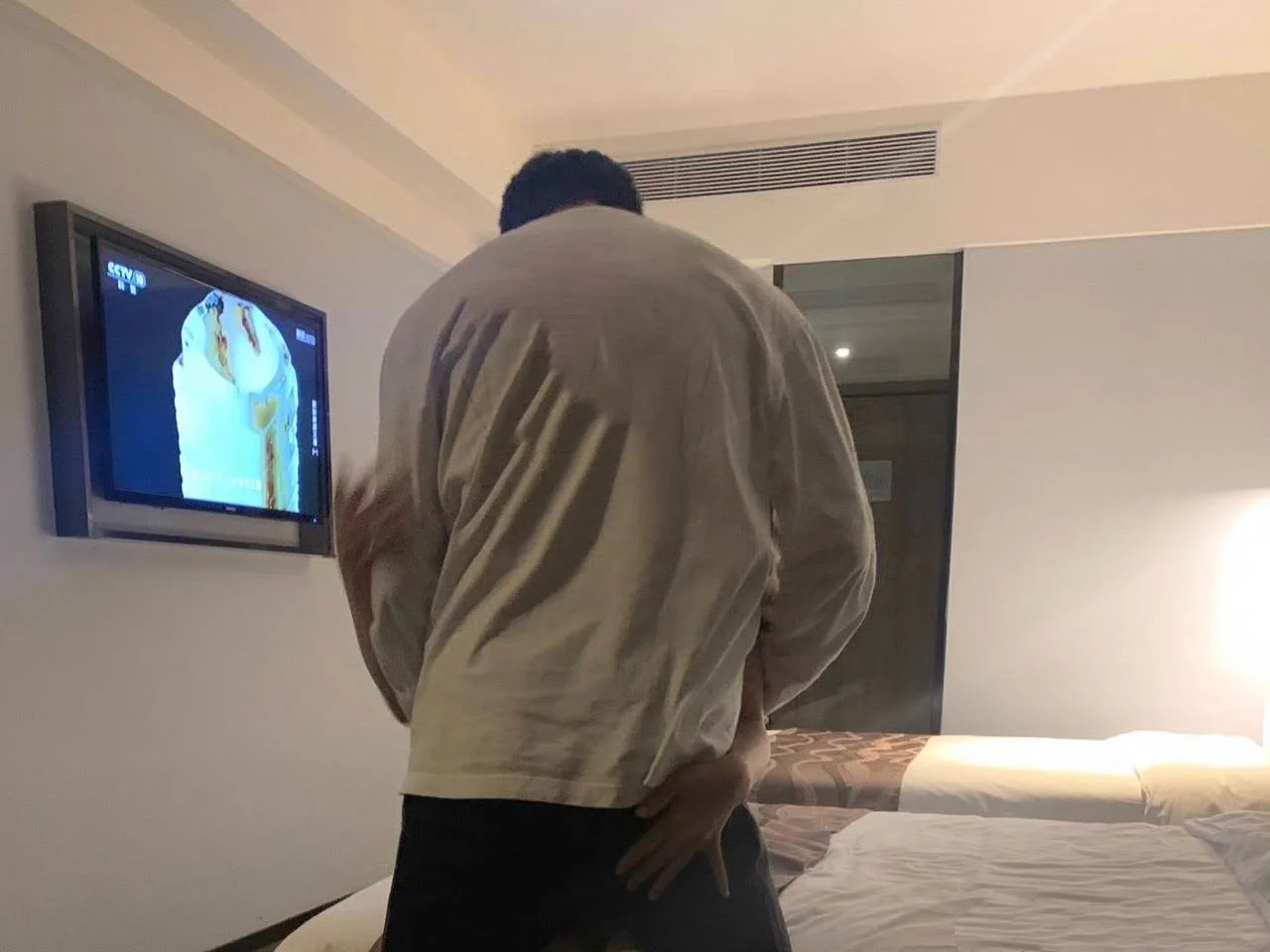 闺蜜要吃活塞哥香肠了！！！！！！！估计一会又要被插哭！！！！你们不来可怜可怜她吗！！！！！！ https://t.co/fDmjBKsjPd