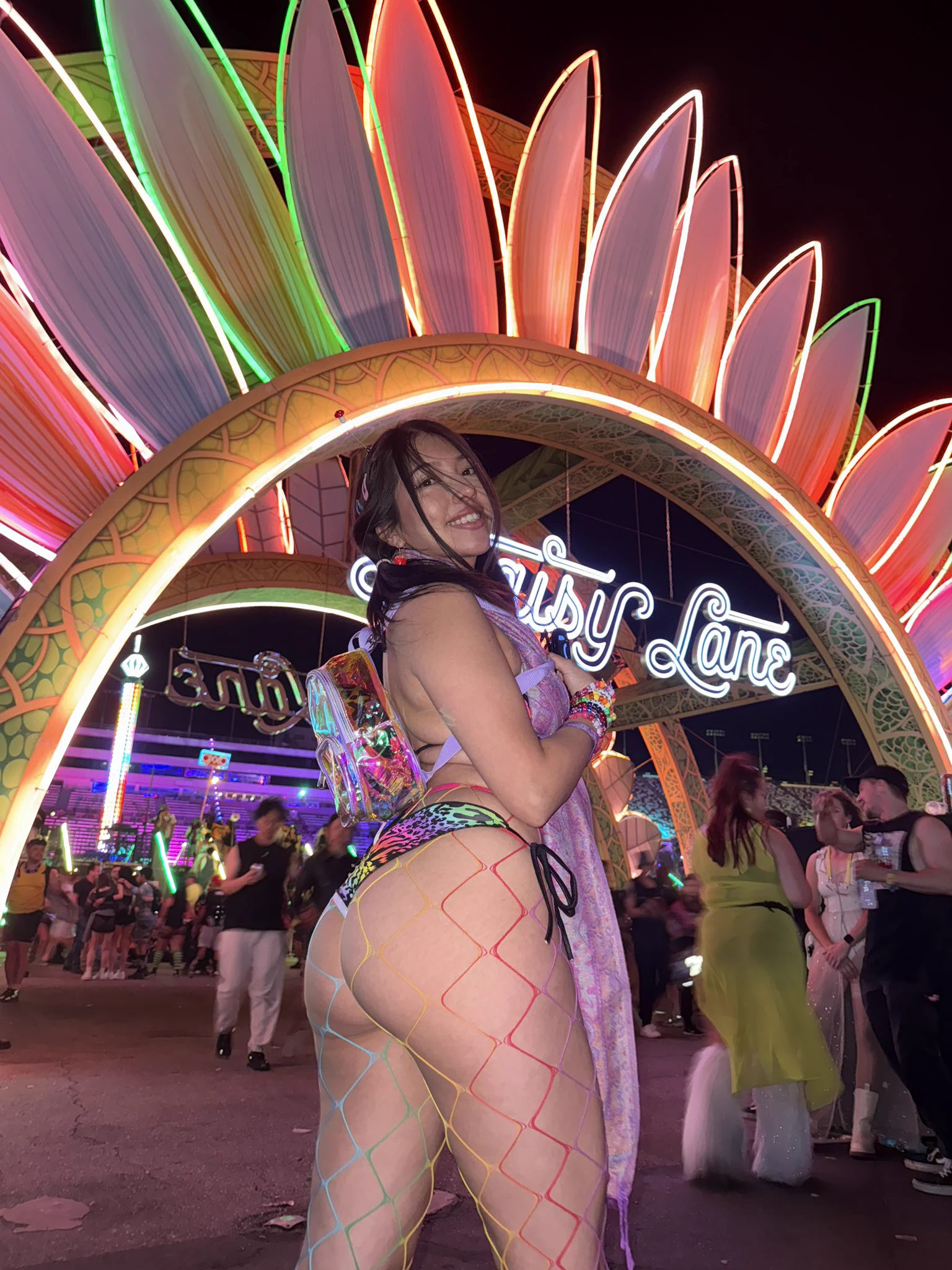 day 1✅ would you say hi to me at edc? https://t.co/TKSOBUCOmN