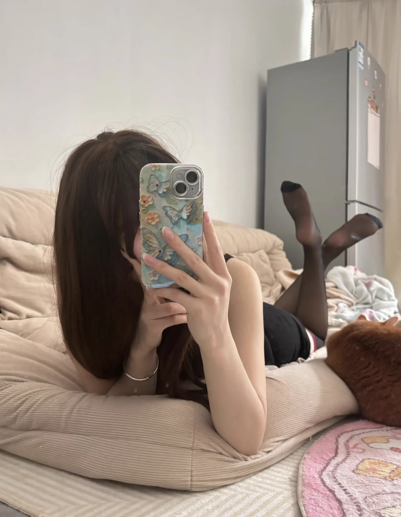 过来盯着妈妈的脚底交公粮～ https://t.co/bb5l0dTzBH