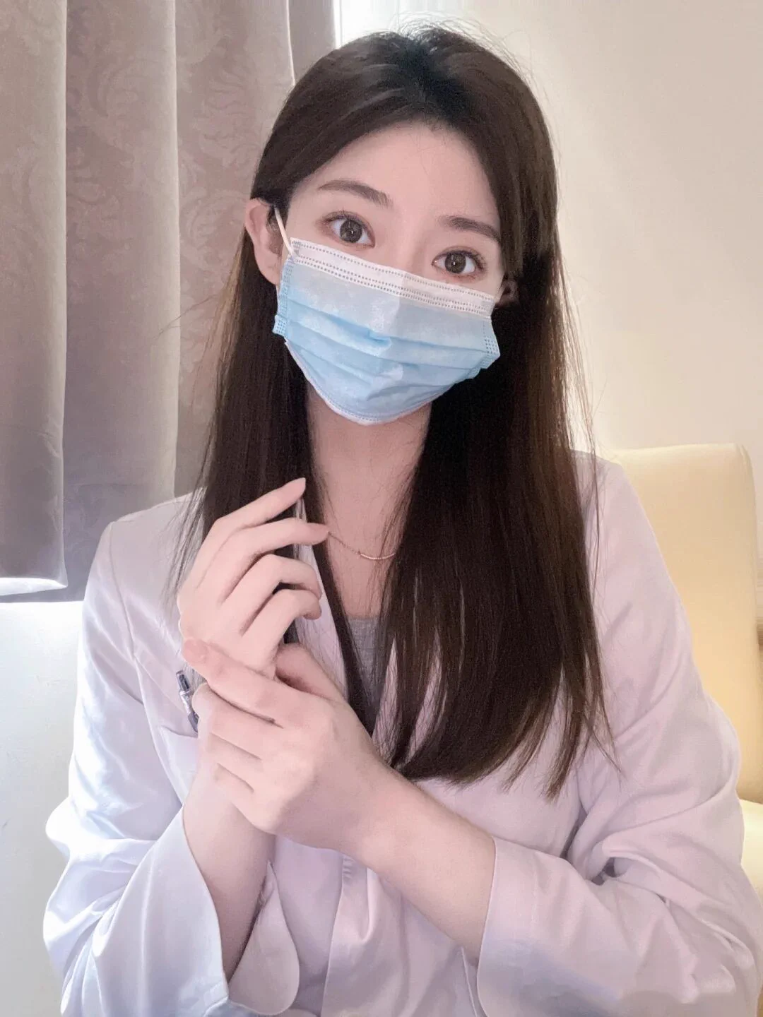 主任你不要这样啦 我刚才是给粉丝服务的不是你想的那样的…… 你这样以后我什么向我粉丝病人交代呢😧 粉丝们我要不要拒绝🥲&lt;❌私信告诉我吧 https://t.co/iDHUU6BRbH