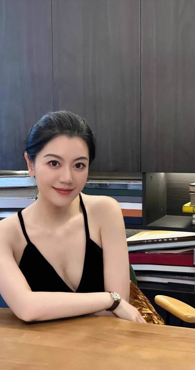 我对昨晚约的炮友真的太满意了，那个粗度完美契合我的身体…我透着玻璃看着窗外的人群放声的淫叫，看着玻璃里自己淫荡的样子，觉得自己的反差感也很诱人～像这样的炮友真的可以多来一点，我的要求很低，坚持十五分钟即可，你能达到这个要求么？ https://t.co/pmQwZDLVON