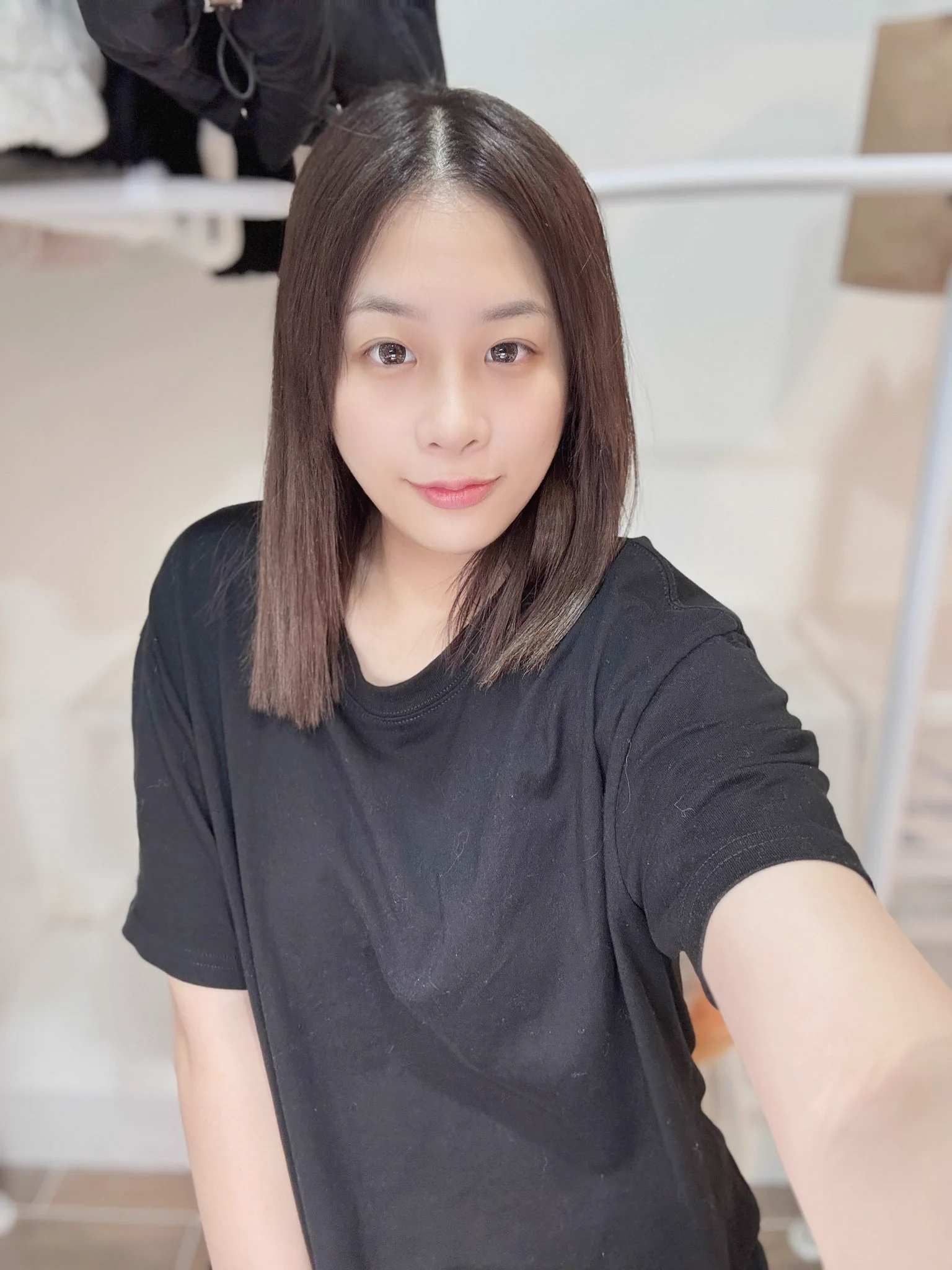 拍完這張才發現黑T會貼身，而且我沒穿內衣🙈 https://t.co/0m9N2ic91i