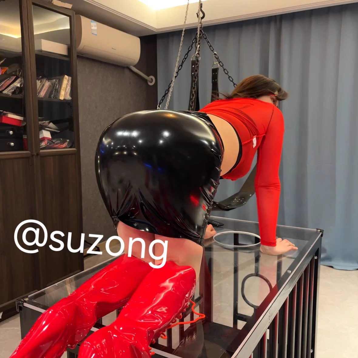 上课的时候，骚🐶🐶只能跪在主人的面前，隔着主人的裙子意淫主人臀部的美味🤤🤤🤤，然后用贱狗的👅把主人的红色靴子清理干净，并且用贱狗的精液💧为主人的靴子打蜡护理，要是没有清理的干净的话，可是要被主人关进笼子里狠狠责罚的！@MaecMax｜@QnewHome@DaecMax ｜@SnewHome@GaecMax ｜@GnewHome@WaecMax｜@DnewHome