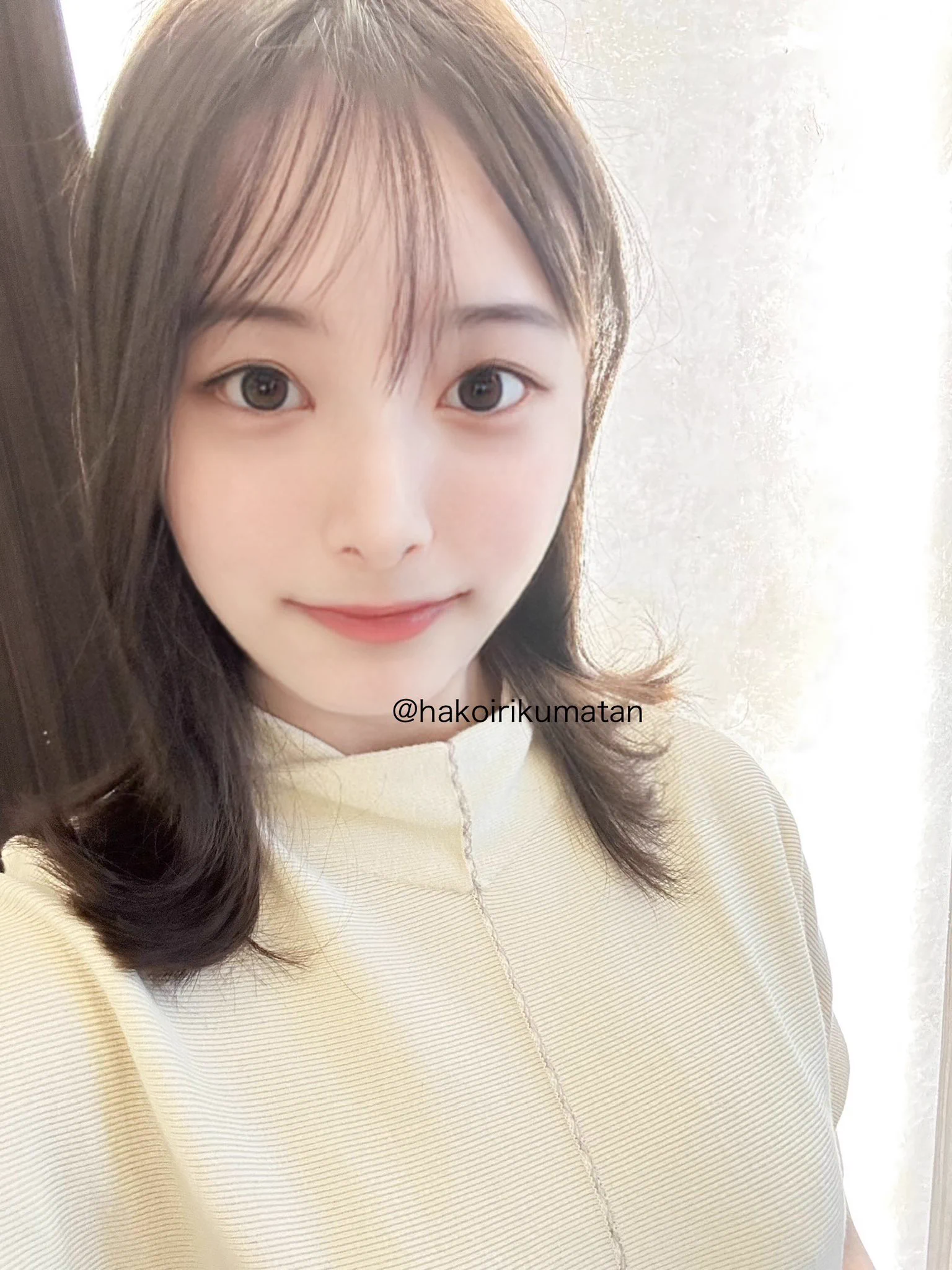朝はナチュラルメイクだったけど、夜はちょっと大人っぽく仕上げてみました💄✨みなさん、どちらが好きですか？☺️ちょっと話は変わるけど、ヌードを公開してから、前よりも自分を好きになれた気がします☺️💕最近は、「もっと深いところまで知ってもらいたいな」って思うことが、正直増えちゃって…🫢恥ずかしいけど、もしかして見られるのが好きなのかな？なんて、自分でもちょっと不思議な気持ちです。この気持ちがどこまでいってしまうのか、私もこれを書きながらドキドキしてます🧸💓