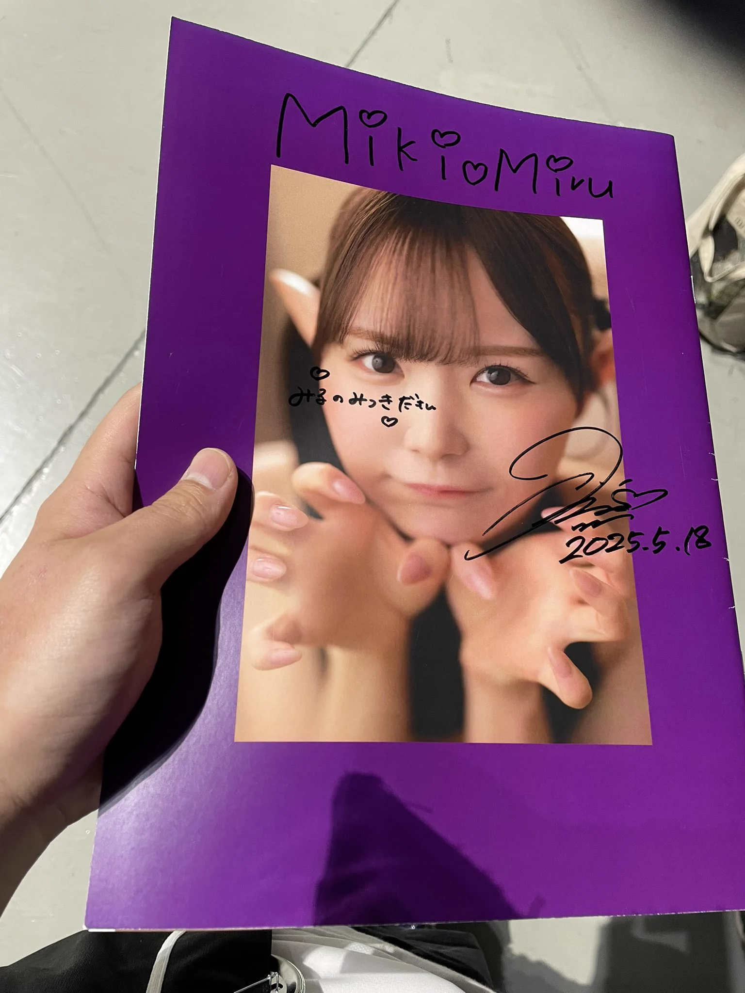 本日のコスホリでみるちゃんにサインしてもらいました😊僕の似顔絵やばいですね😂笑笑#miru @miruteer_29 https://t.co/JvgEdL4qm0