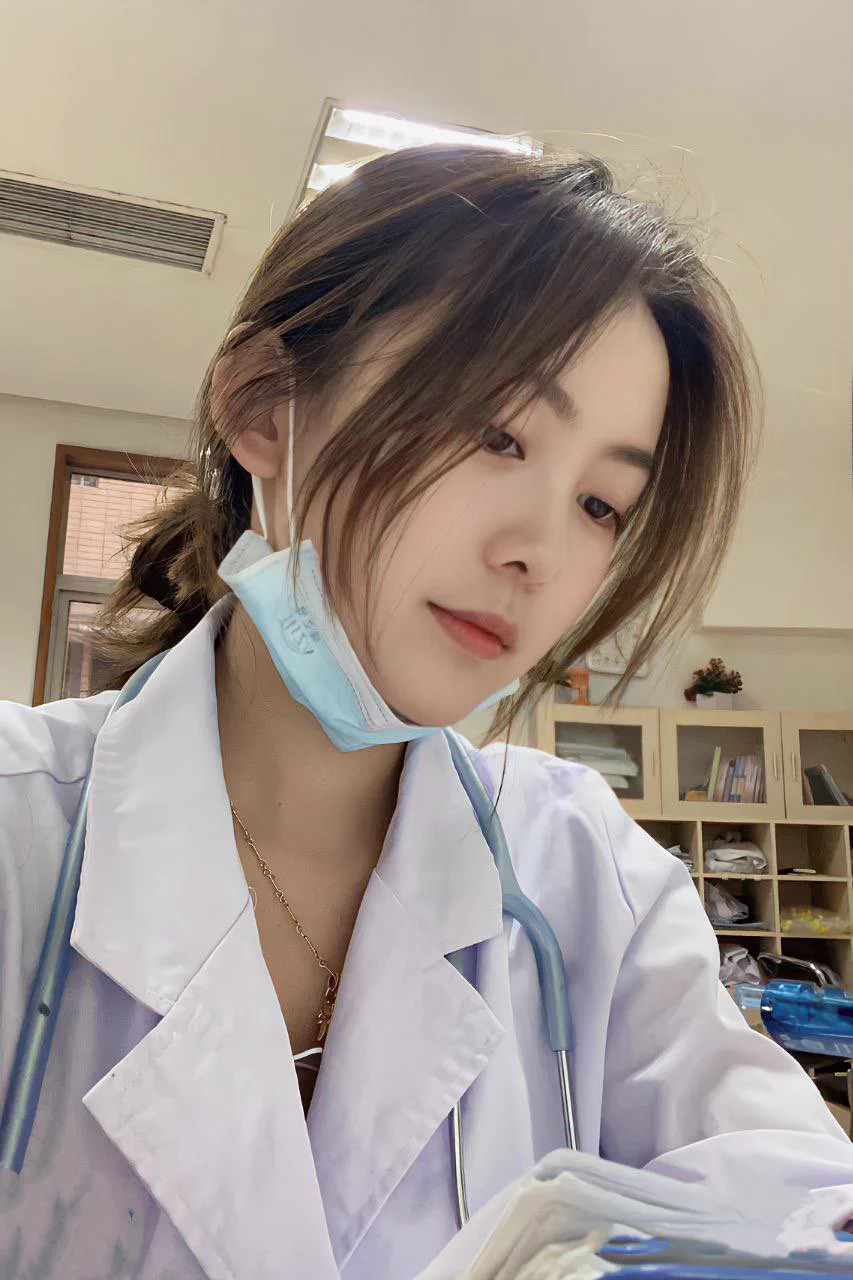 约医生应该是体验感的吧，毕竟对人体的构造很熟悉～可能用手就能给你榨干💋 相🈷️线下先看距离联系方式✈️ https://t.co/JyOibaULeh也可以🐧找我：1729610939 https://t.co/mSx7GzSupC
