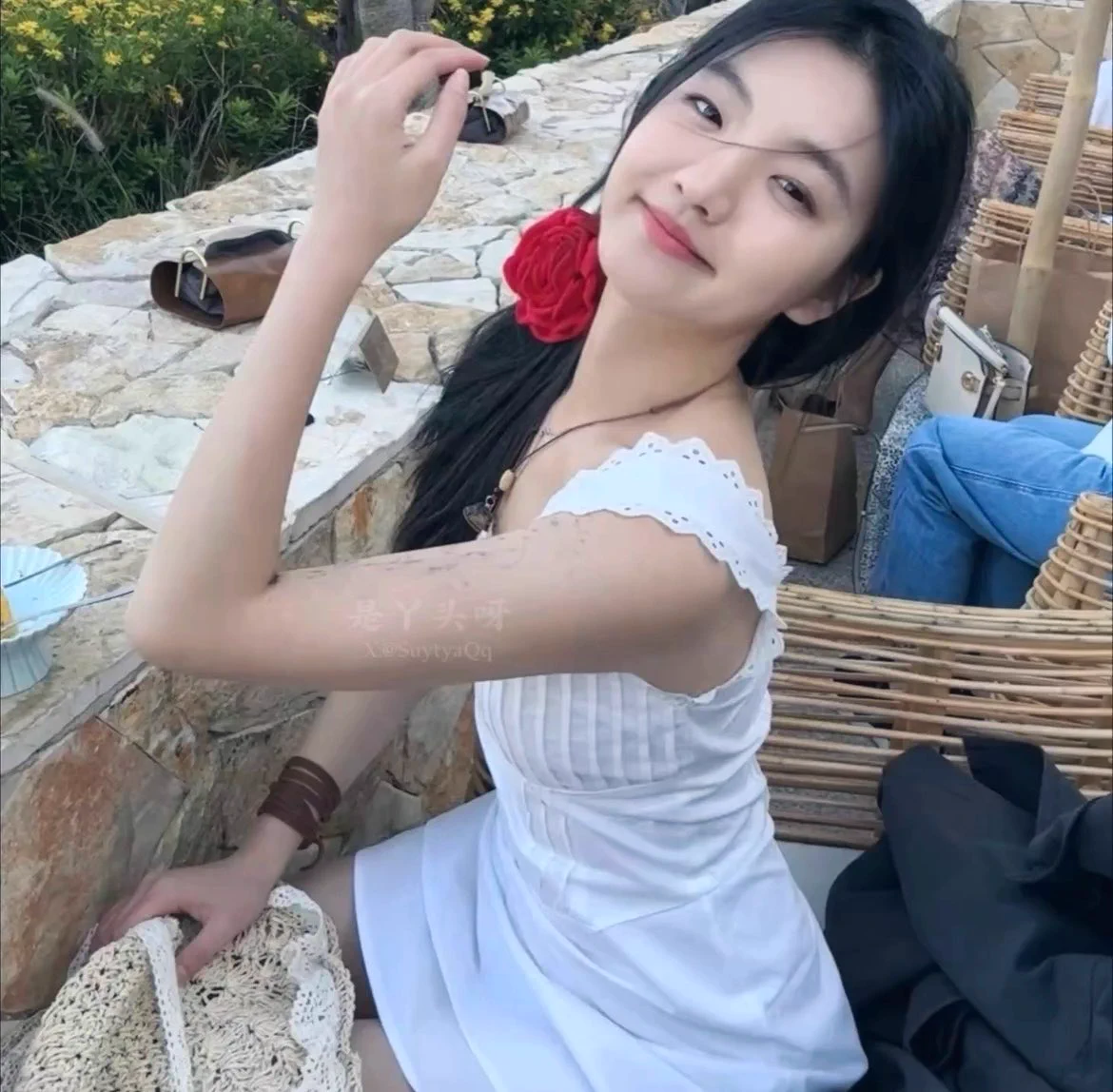 按照爸爸们的要求，你们的闺女已把逼毛剃干净啦，请爸爸们快来尽情享用吧😋 https://t.co/Hh0euXa32k