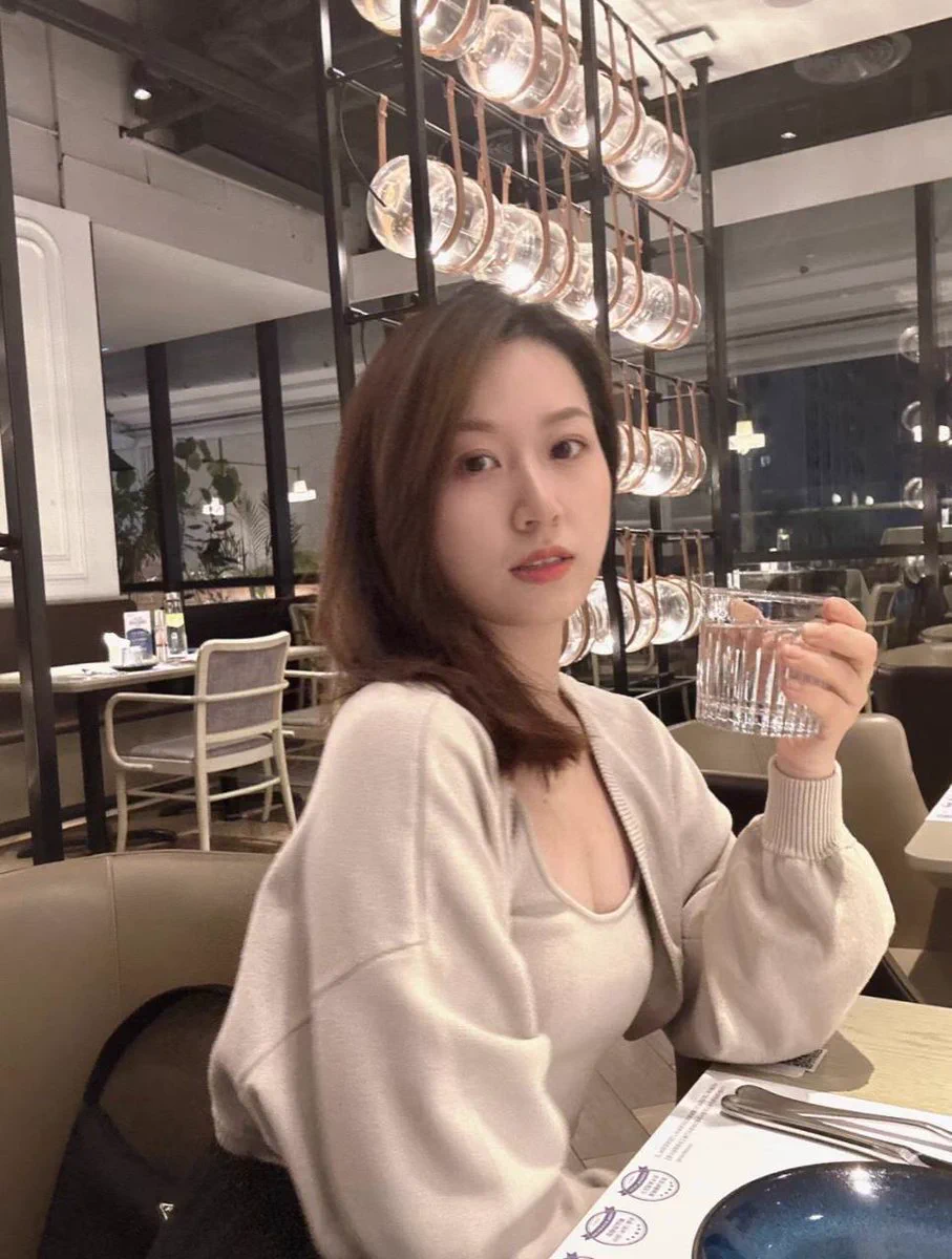 以前还在哺乳期的时候奶水真的好多，不挤奶的话就会打湿乳罩，其实少数女人只舔乳头也会高潮，也要看男方吮吸的技术好不好了，我就是其中之一哦。 你有过操到一半乳头喷奶的经历吗？ 生过小孩的女人能不能拨动你的心弦，挑起你的性欲呢？💕如果不小心引起你的注意的话，不好意思我故意的 https://t.co/ulZKpvDD7L
