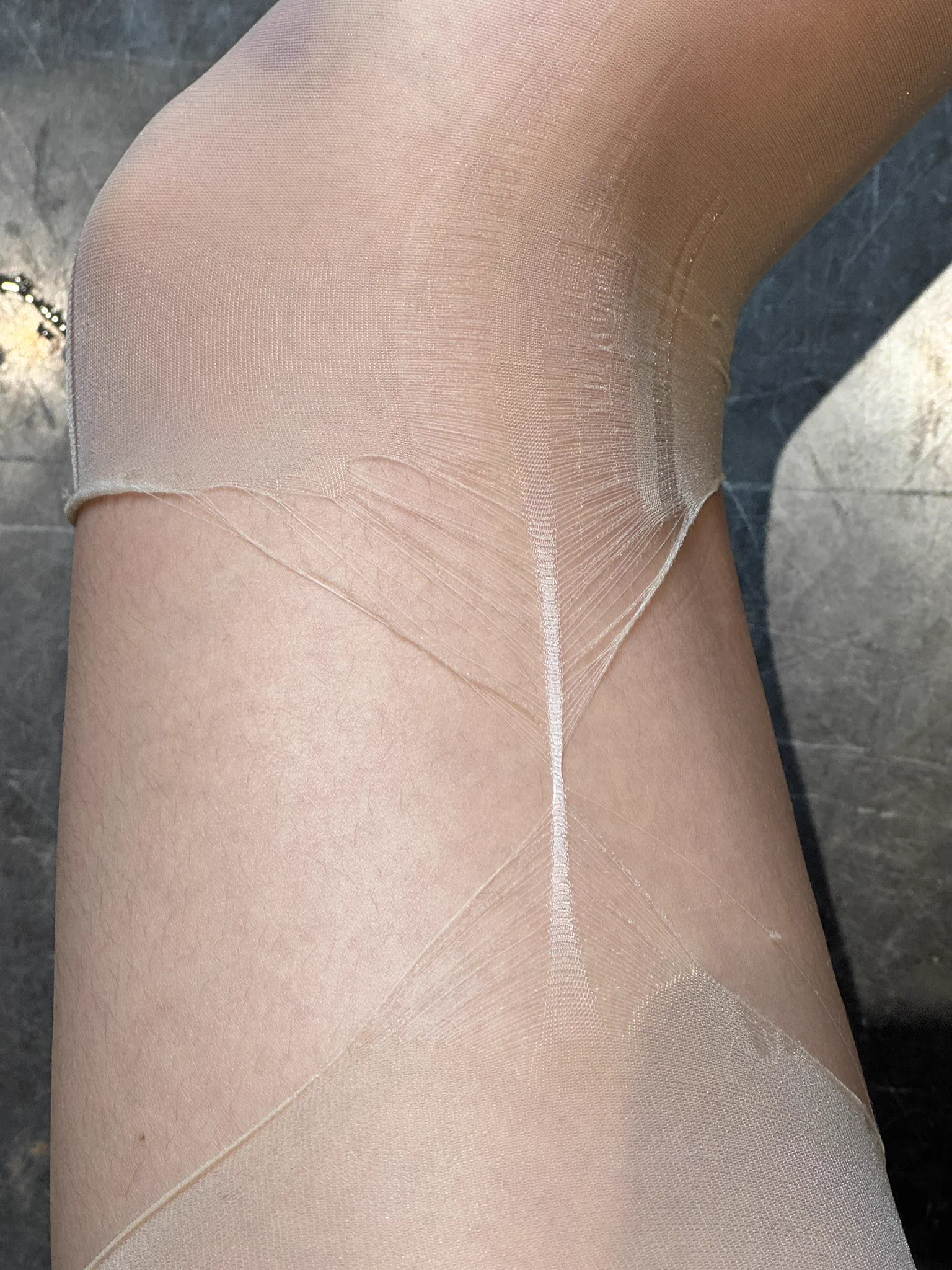 手中的倒刺，是能轻易推翻精密编制的脆弱暴政，蛛网状裂痕分割着黝黑肌肤褶皱 https://t.co/6CjP62gl53