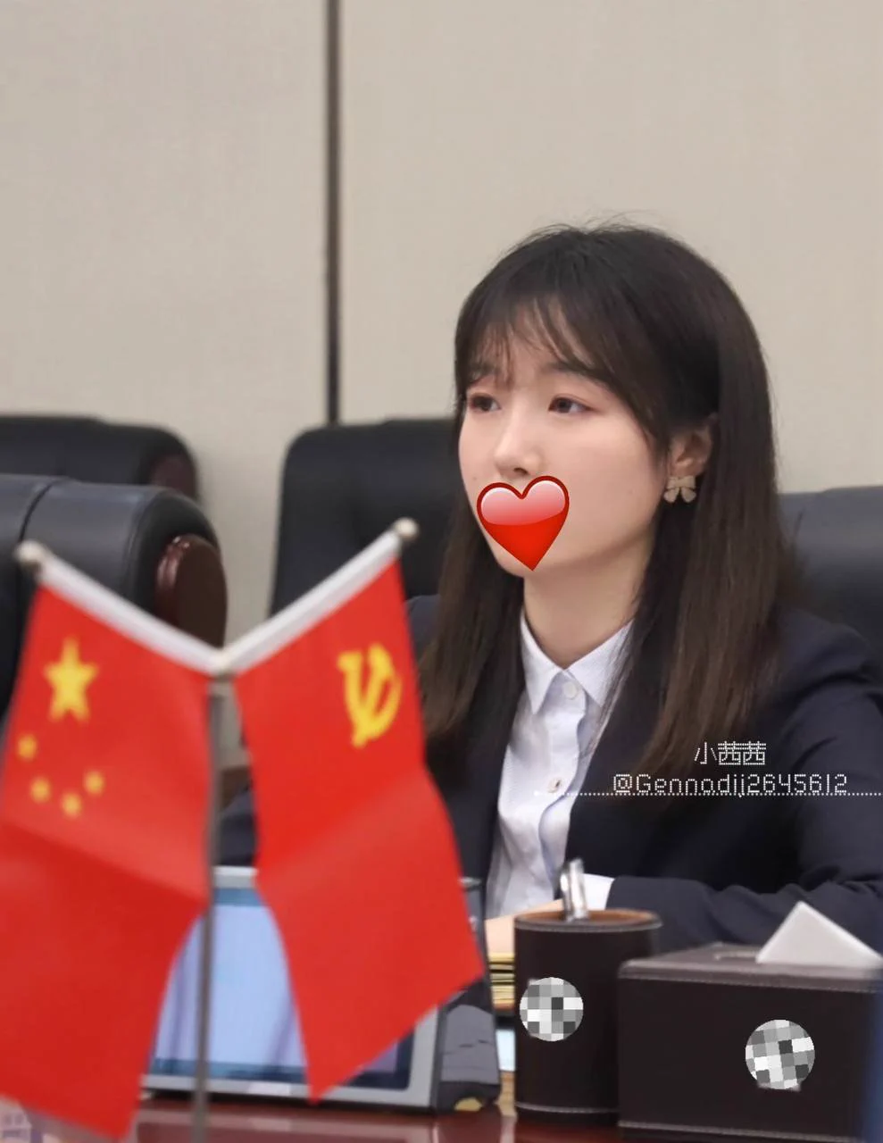 不知道为什么 上班的时候总觉得穿着制服很别扭，感觉跟我内心完全相反 所以每次下班之后一个人的小屋，我总喜欢赤身裸体亲近大自然 但是这种羞耻又没办法跟任何人讲 我也不是很知道我这样子算不算是玷污了什么！！！ https://t.co/q7bxHZL79N