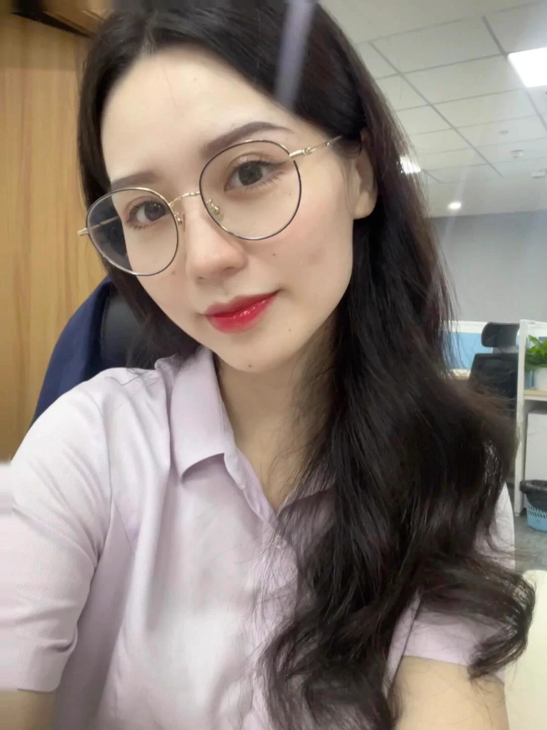 渣女大波浪来了～今天穿了个吊带丝袜去上班，就是天气太热了，掰开屁股的时候分不清是淫水还是汗水…有没有想把脸埋上来的，还是说看着背影更想直接后入！#金融女 #线下可约 https://t.co/xMwXcaztN6