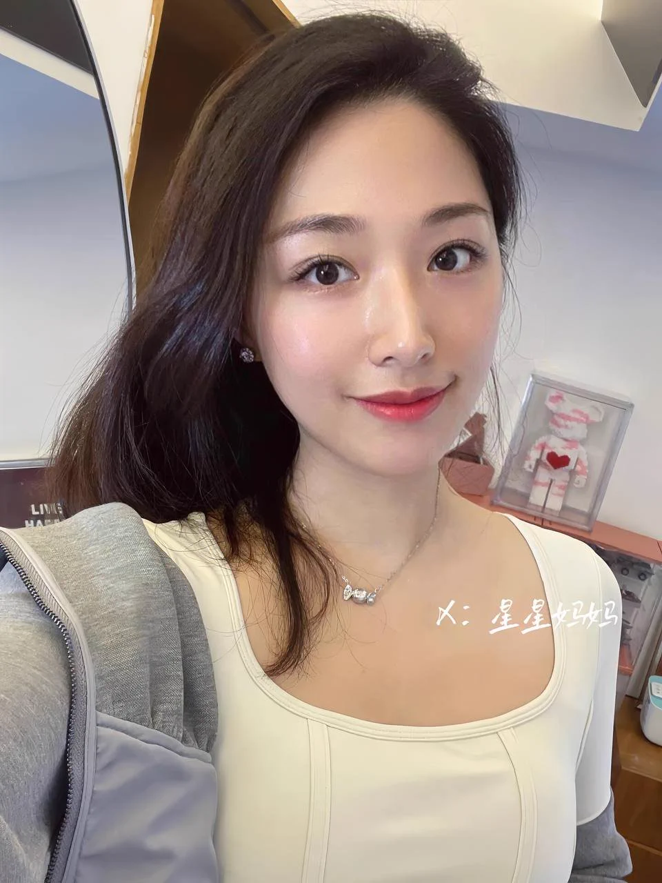 接完孩子放学，就赶去了酒店～外套先挂着，脱胸罩的时候还有点害羞，结果就被拍下来了…其实我也很奇怪，约之前跃跃欲试，每次到了之后又有点害羞，不过好像你们就喜欢这种吧…#少妇宝妈 #同城可约 https://t.co/AFilLwK6Mg
