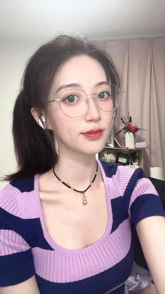 去了学生家里，准备和学生家长聊一下。没想到他一直在夸我，说我好有气质，之后还故意靠过来说话，还好学生去上课外班了。气氛太暧昧，不自禁的就发生了，被抱起来抽插真的太刺激，高潮一波接着一波… 果然欲望一旦开启了就很难抑制，推特上的男士应该更有新鲜感吧，附近的小伙伴可以找老师报名～ https://t.co/zXCBOuemma