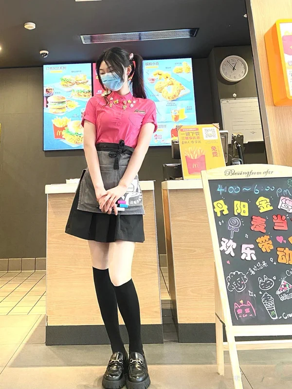 有没有哥哥敢掀起小粉的小裙裙，看看麦麦有没有穿内裤 https://t.co/Iksay2z7pF