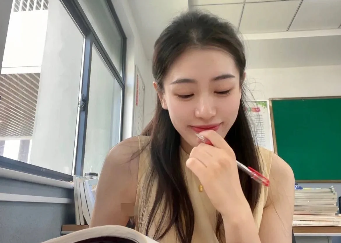 羡慕阴蒂和阴唇大的姐姐，也好想把自己阴蒂，阴唇养成那样，一揪就喷卵,明天就520了难道就只能自己扣了,附近有没有能撑过十分钟的？别让我明天自己动手。 https://t.co/IYmYfjmSKC