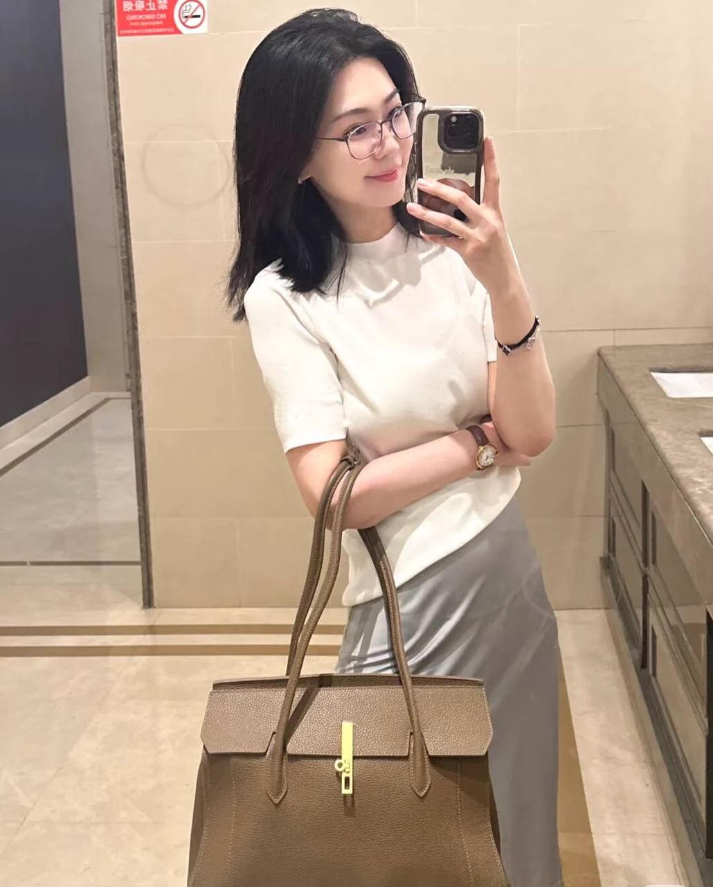 作为一个律师已经提前开始工作了，但是心里好像还没从周末的气氛里缓过来。还是很想念被他脱的一丝不挂，摁在洗手台上后入的感觉，那么的深，又那么的暧昧… 附近有没有粉丝想要跟我再次重温那份感觉.... https://t.co/Vo6Cj4xbmm