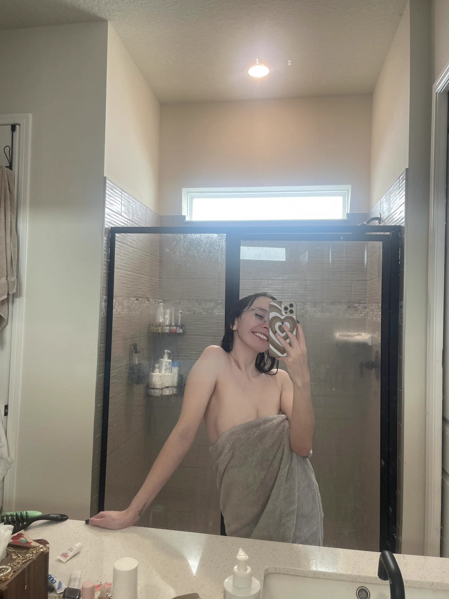 who wants morning shower pics in their dms? https://t.co/j25BvMWQZN