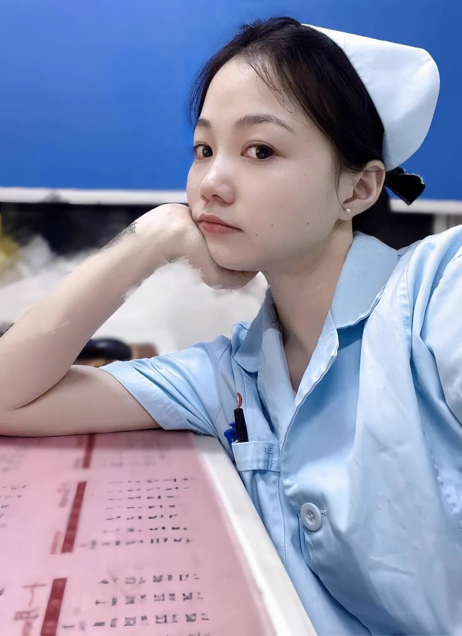 趁着午休时间在科室里潜骚一下吧～张开双腿，让微风吹佛我的bb缓解我躁动的肉体，此刻的我好想有个人在下面帮我口…你会满足我的小小幻想么？ https://t.co/FFsQmaWW9m