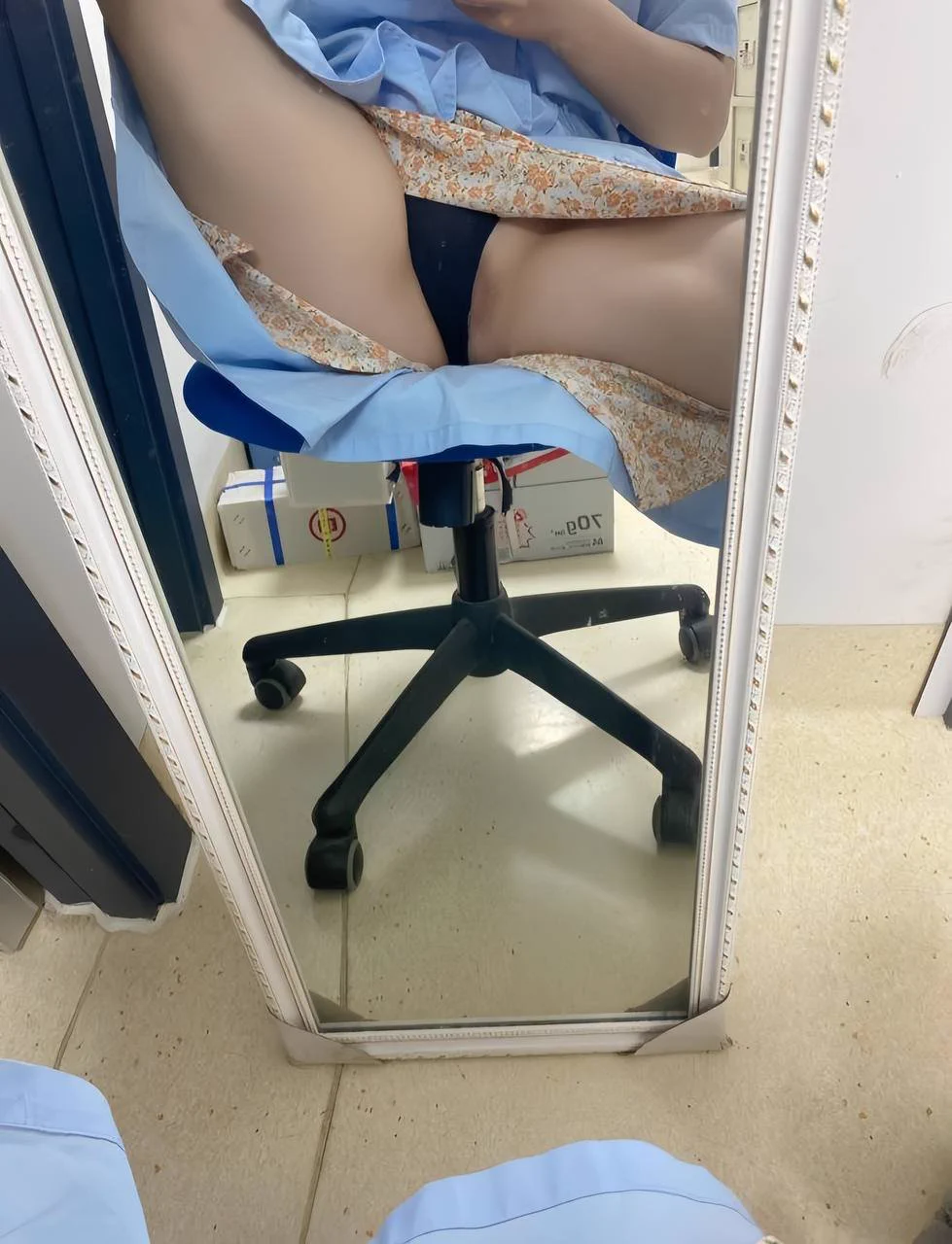 趁着午休时间在科室里潜骚一下吧～张开双腿，让微风吹佛我的bb缓解我躁动的肉体，此刻的我好想有个人在下面帮我口…你会满足我的小小幻想么？ https://t.co/FFsQmaWW9m