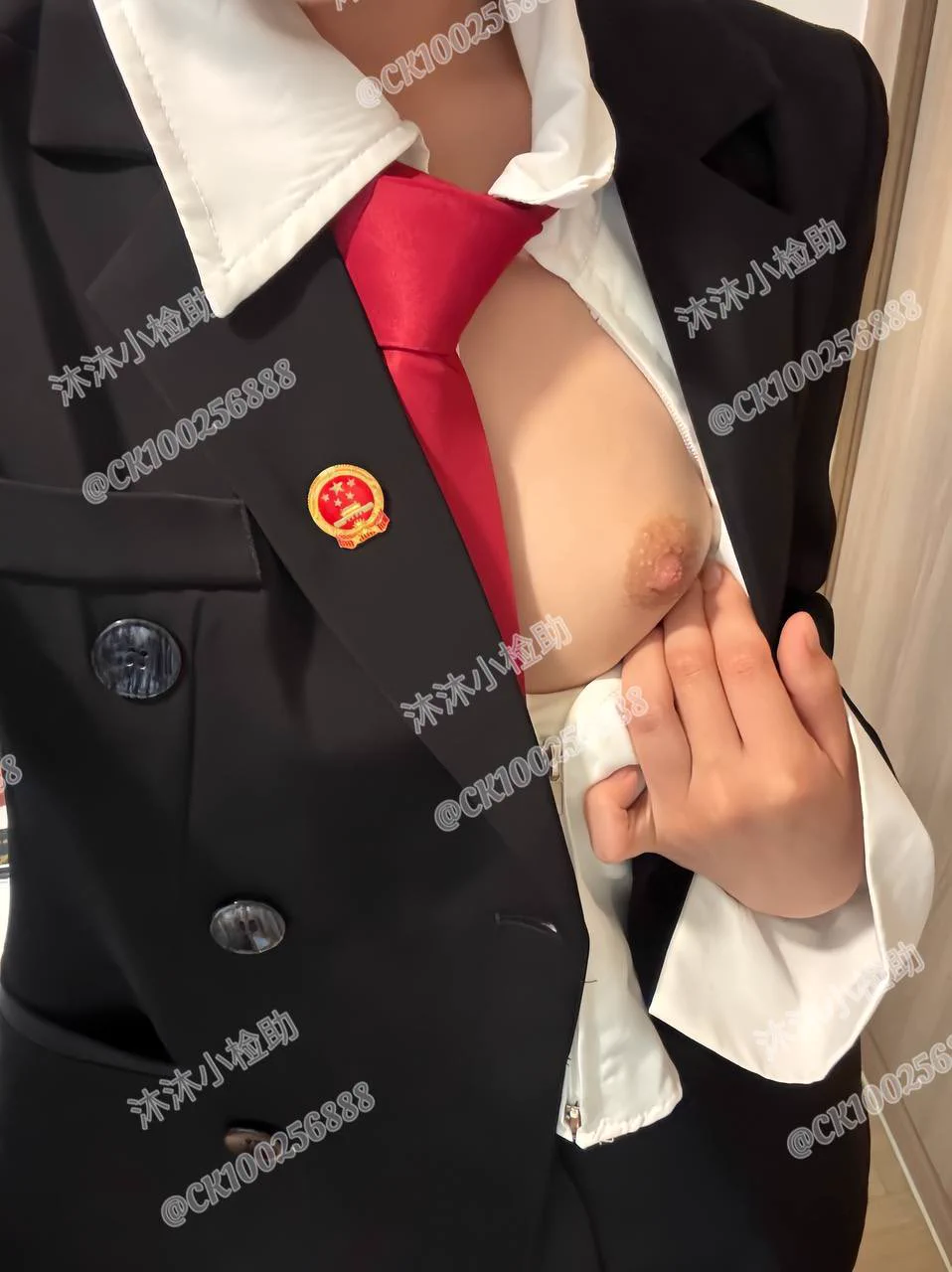 520的日子还是该特殊一点～虽然没有男朋友，但是得有性生活。特地趁着午休见了个粉丝，抓着我的领带就这样抽插起来了，有点羞耻… 这两天很想感受浪漫，还有没有想见面的～ https://t.co/LdS5WEaRpW