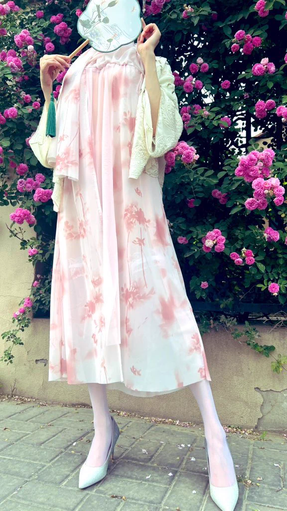 高级感瞬间拉满😍今天是妻子、明天是嫂子、后天是小姨子变装体验别人的妻子👀#妻味买家秀 #反差人妻 #户外露出 https://t.co/8DrTCrUQbd