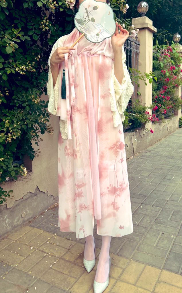 高级感瞬间拉满😍今天是妻子、明天是嫂子、后天是小姨子变装体验别人的妻子👀#妻味买家秀 #反差人妻 #户外露出 https://t.co/8DrTCrUQbd