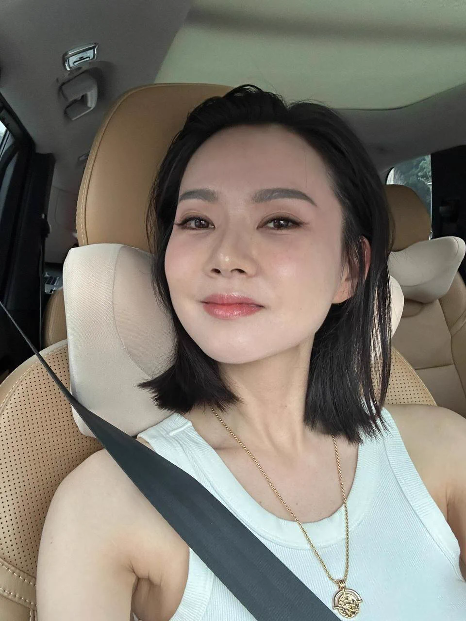 虽然给你们看的卸了妆，没那么精致了，但是舔肉棒的样子应该是最真实最骚的吧… 特别是背着老公偷情的时候，眼神都迷离了～ 有没有能在姐姐舌头下坚持10分钟的，可以报名哦，不许撒谎… https://t.co/0uktso2kXQ