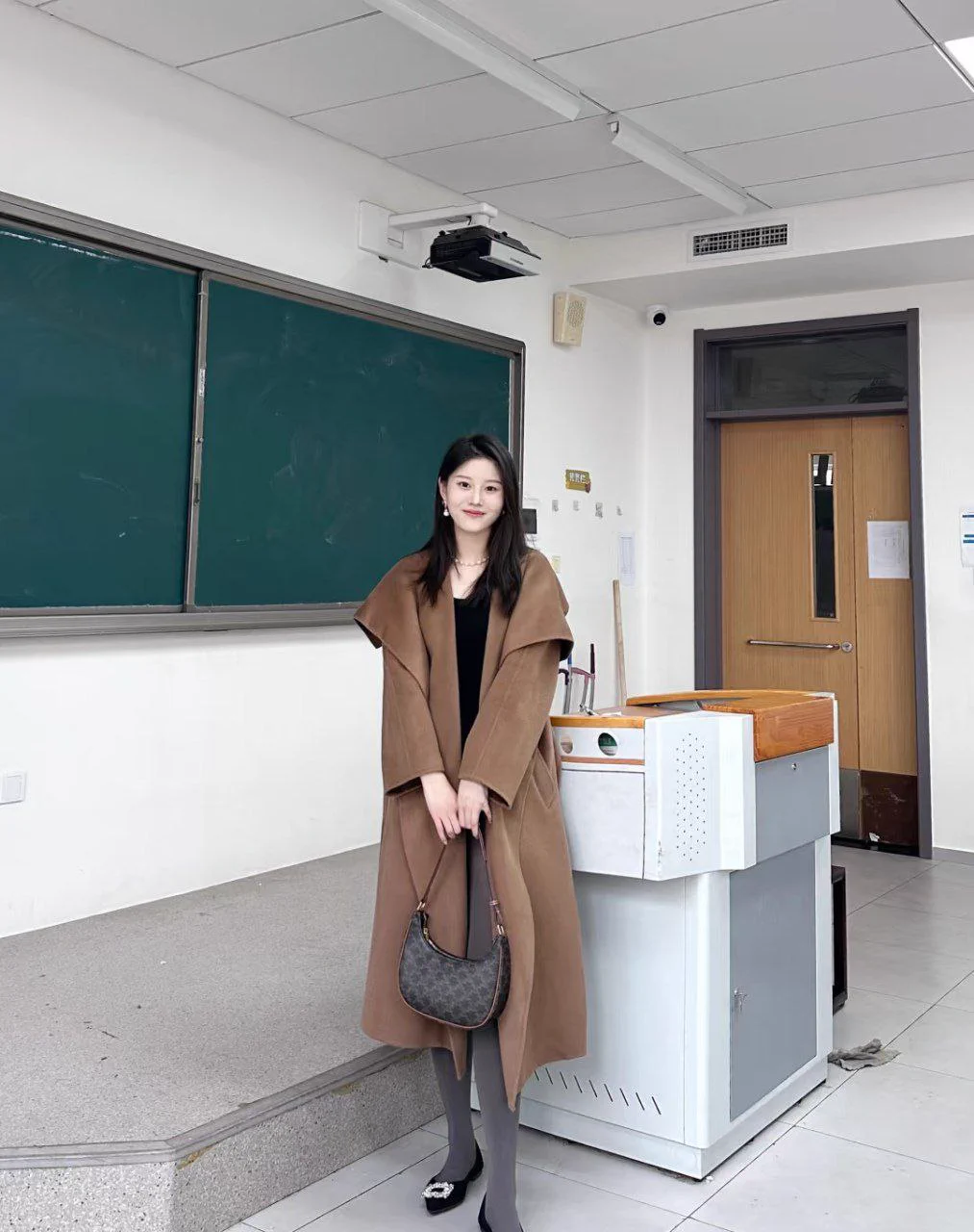 今天就这样穿去学校，刚玩推的一天，同学们好☺️☺️ https://t.co/F3JDF5k07g
