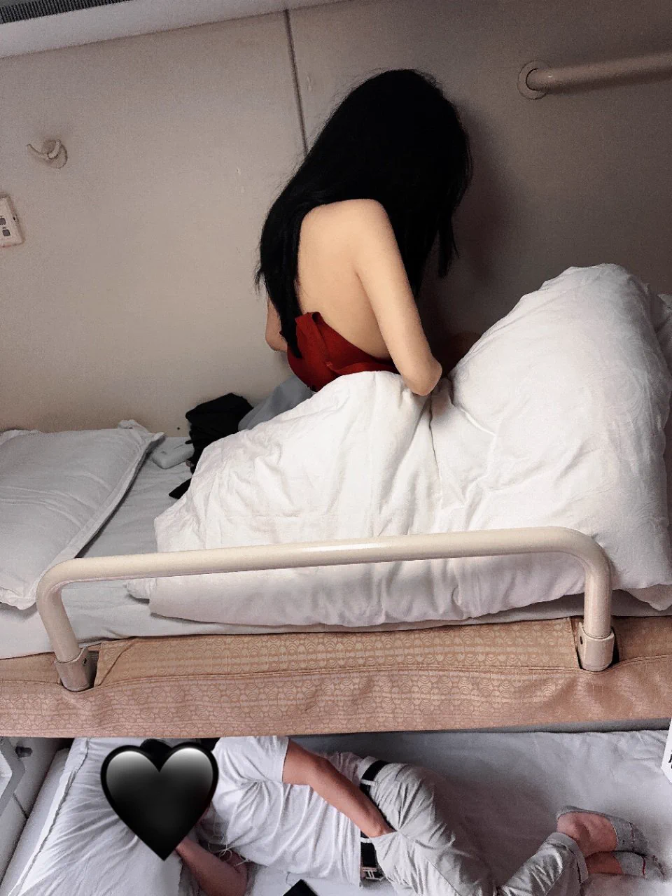 我的520在火车上 下铺的大哥是不是硬了一直用手在兜里… 老公的下铺假装看电话 估计在门的镜子里一直看着我吧 祝大家节日快乐😄@luchu888@ypzs888 https://t.co/fBPczRbyUN