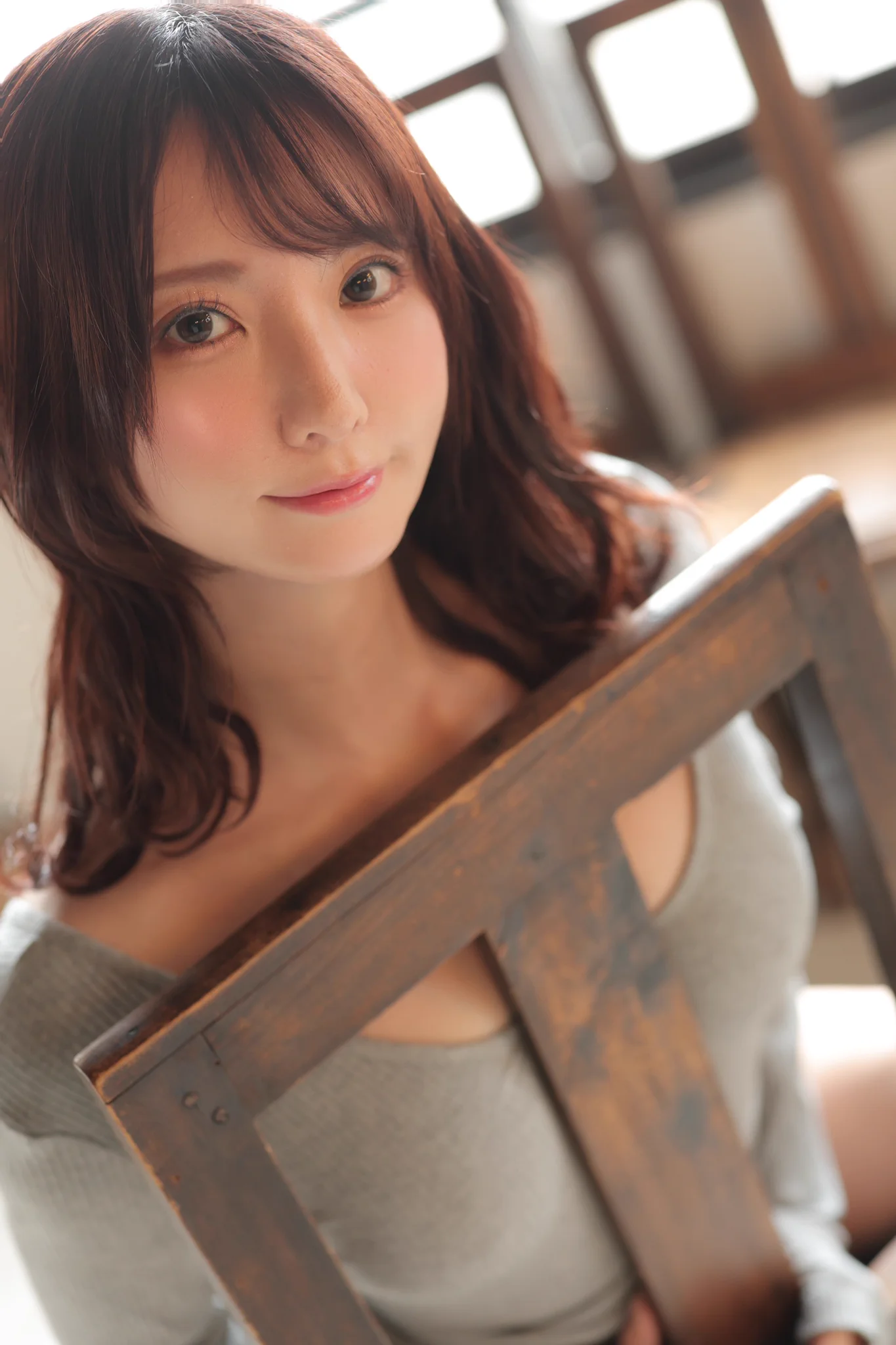 椅子越しの距離、ほんとはもう、ふれられそうだったのに。…夢の中で、その続きを。 https://t.co/aQbZsgsDjl