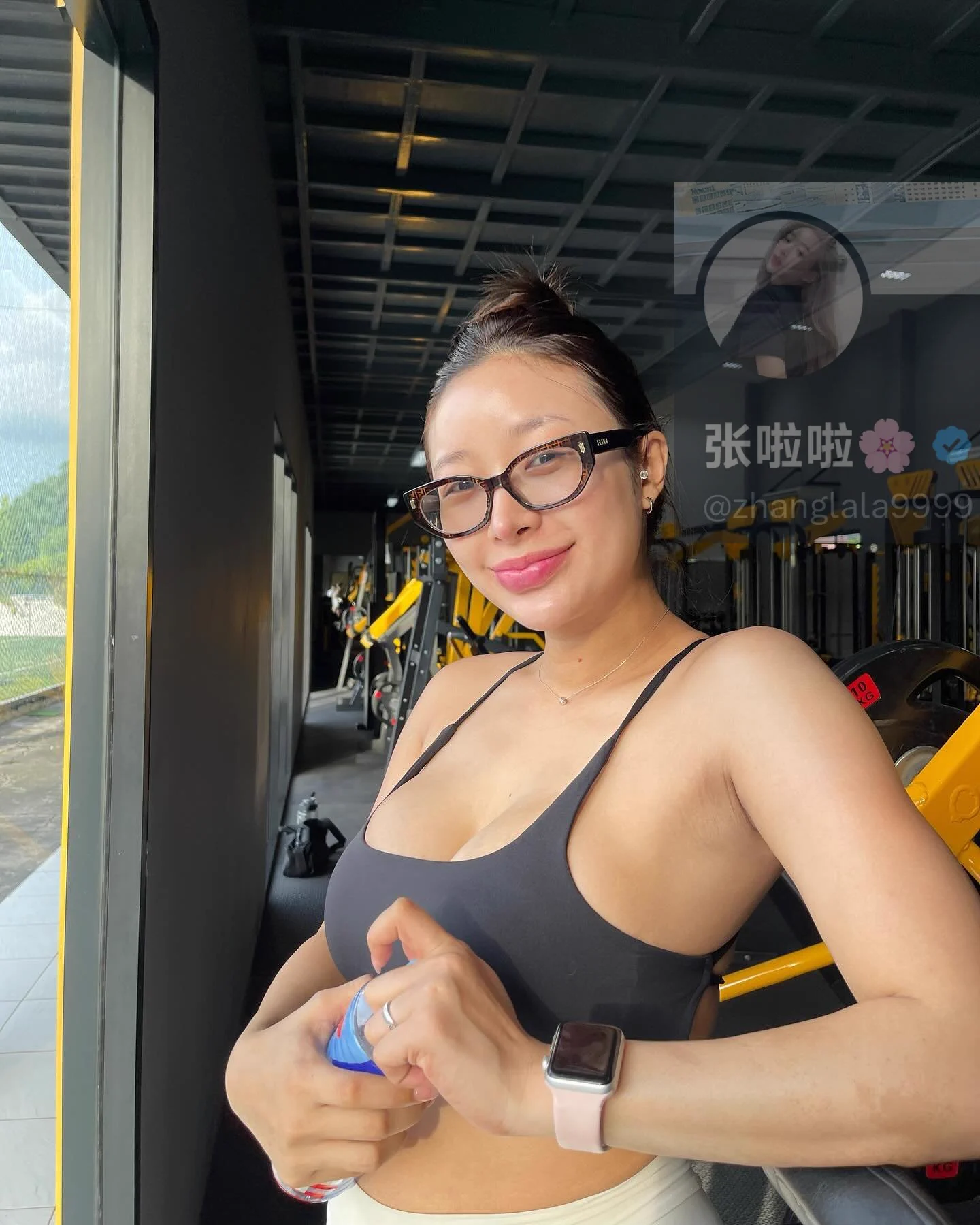 刚撸完铁的姐姐已经在家里等着弟弟啦，来姐姐家玩一下吗？ https://t.co/ufyKQ7QNts