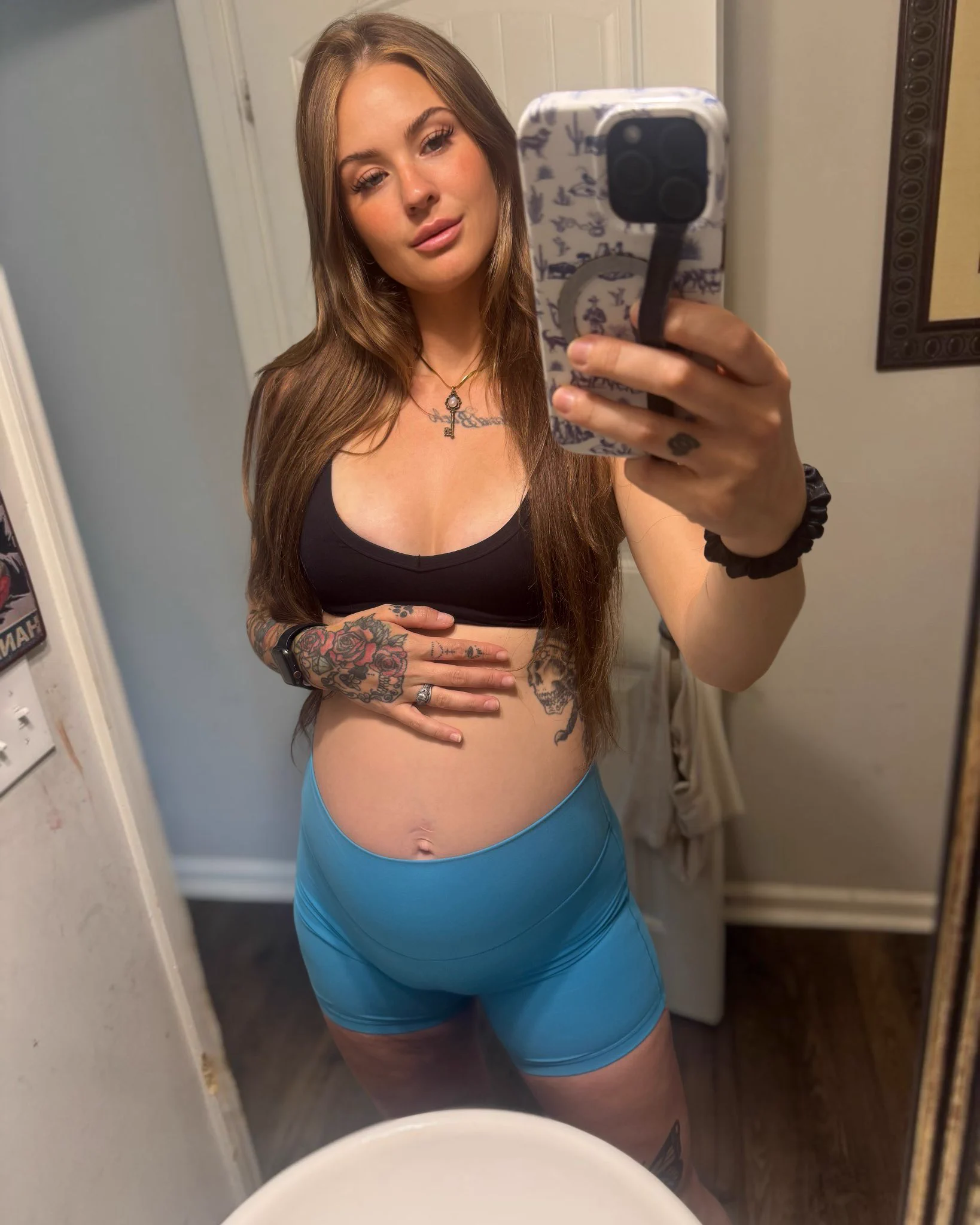 My pregnant🐱 keeps getting fatter and fatter in these leggings hehe https://t.co/FA4i1Hxwta