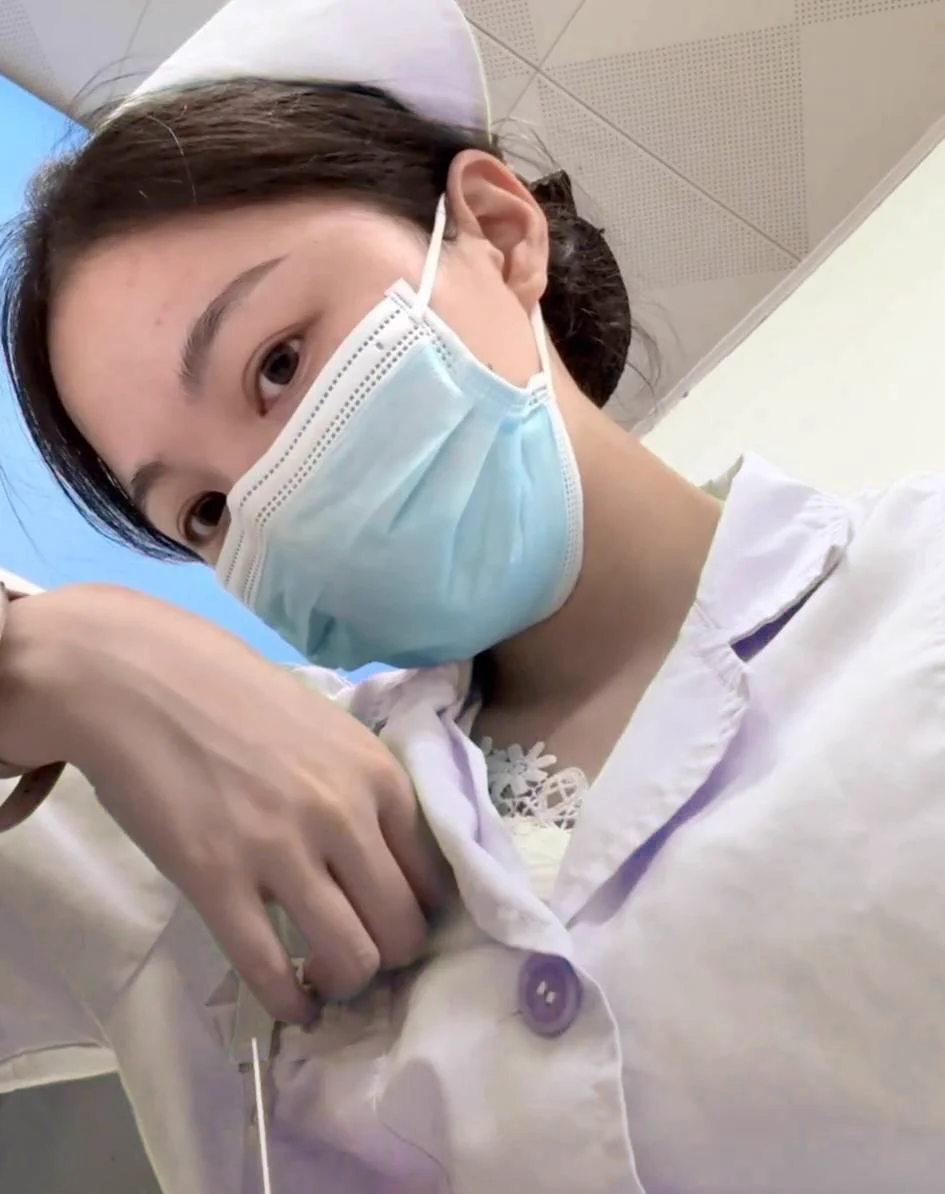 我偷偷带了自慰棒，昨晚的夜班在刺激和连续的高潮中度过～因为昨晚一直在刷推特，身体进入欲求不满的状态后，就偷偷摸摸地开始了自慰时刻…比起玩具，我更想在夜班的时候和真人享受啪啪的感觉，不知道这个奇妙的想法什么时候可以实现～ https://t.co/llnOhG2zTu