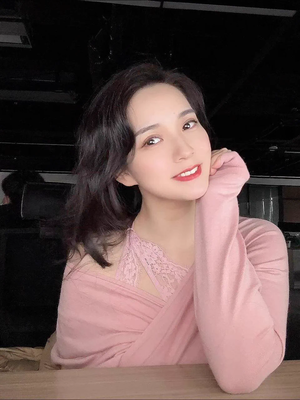 上班迟到了，刚被那个中年油腻男说教了，我感觉像是在来自不服从潜规则的打压不过无所谓啦，520的夜晚和X上的弟弟过得很开心，激情四溢，丝袜红酒跟玫瑰让我睡醒都已经12点了，现在偷偷发个帖子唯一不足，就是弟弟经验不是很足，很激动，一次居然射在了我脚上，不过很听话，我想找个大叔带带我，嘻嘻 https://t.co/Jnggm0Putv