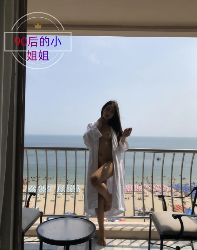 酒店窗外，海浪轻唱。我披着酒店的薄睡袍，松松垮垮贴着身形，慵懒又自在。倚在窗边，阳光洒在肌肤上，眼神带点撩人，唇角一抹笑。海风吹过，像在低语邀约。想推开这扇门，走进我的故事吗？ https://t.co/eSq8nnq3ln