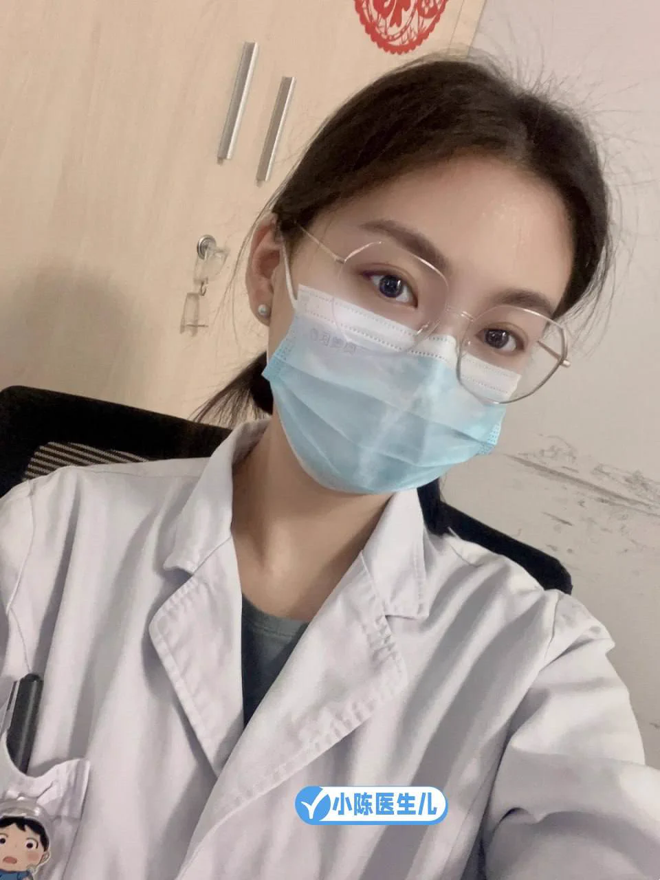 昨晚加班没见到粉丝，今天忍不住了，和同事在更衣室里做了一次。…外面一直有人走来走去，我在里面脱的精光，都不敢叫太大声… 感觉下次可以找个陌生的粉丝来医院亲热了，应该会更刺激～铁粉可以来报名，附近优先，我很宠粉的～ https://t.co/1BI0OQaPqi