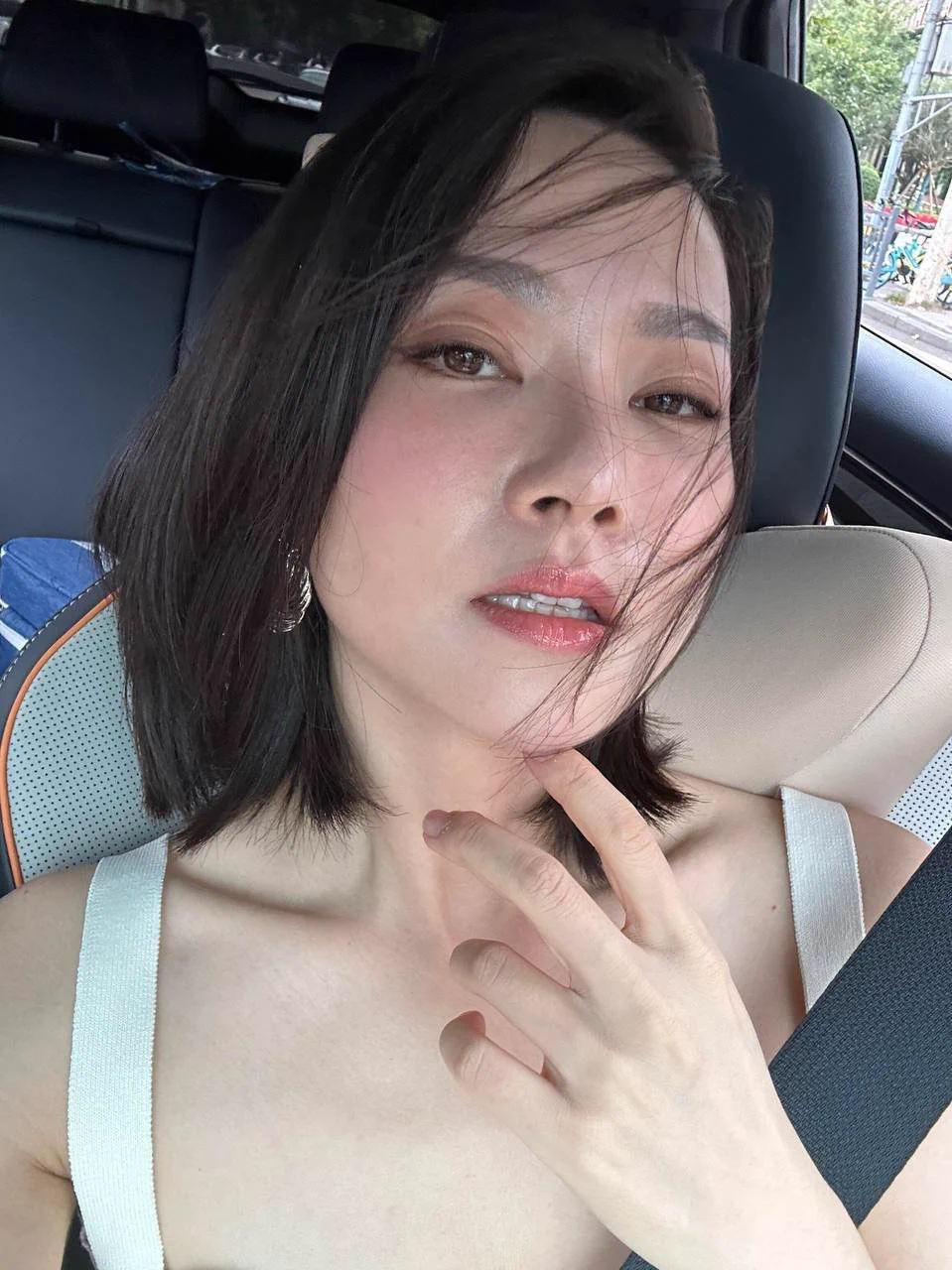 开车去见了一个粉丝～风景不错，就是小穴里插着一根肉棒的时候，实在是无暇欣赏啊…他还特地支了个相机，说要拍给你们看，特别是交合处的样子… 确实很舒服，也希望在推特能得到更多的刺激～欢迎报名哦… https://t.co/REl6bI3Dlp