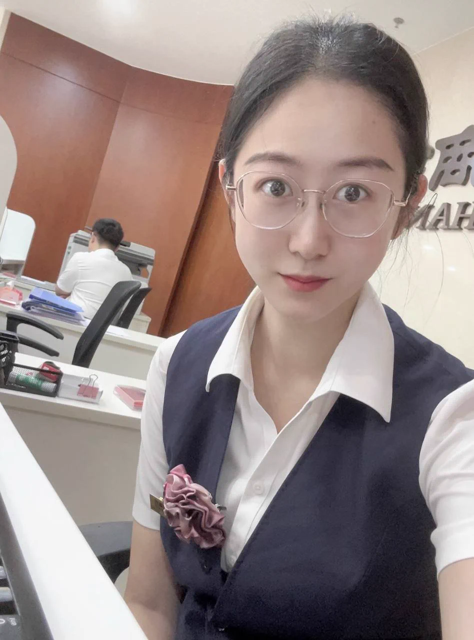 外表看着一本正经的我，私下里可是特别欲求不满呢，甚至上班的时候都想着自己被人玩弄，忍不住水都能留下来，弄得自己无心上班，有人能满足这么反差的我嘛，私信我让你成为我下一个男人 https://t.co/m4pH71fm4R