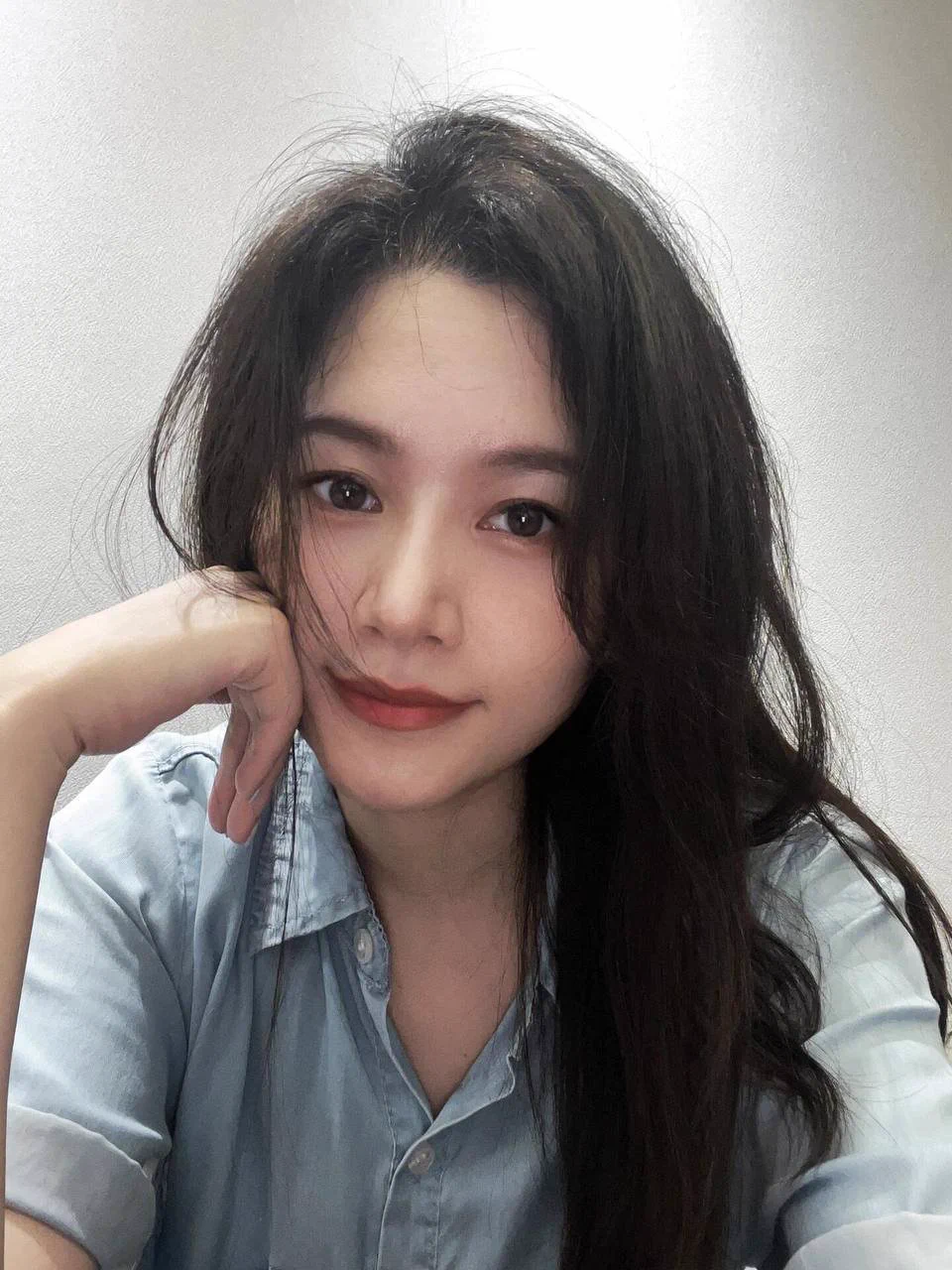 在办公室发呆中！年过三十还没什么性生活，就是很容易浮想联翩，比如现在就在想如果在办公室里做一次爱，应该很刺激吧…不说了去洗手间自慰一下了，有人想看吗～ https://t.co/C619TJo6gQ