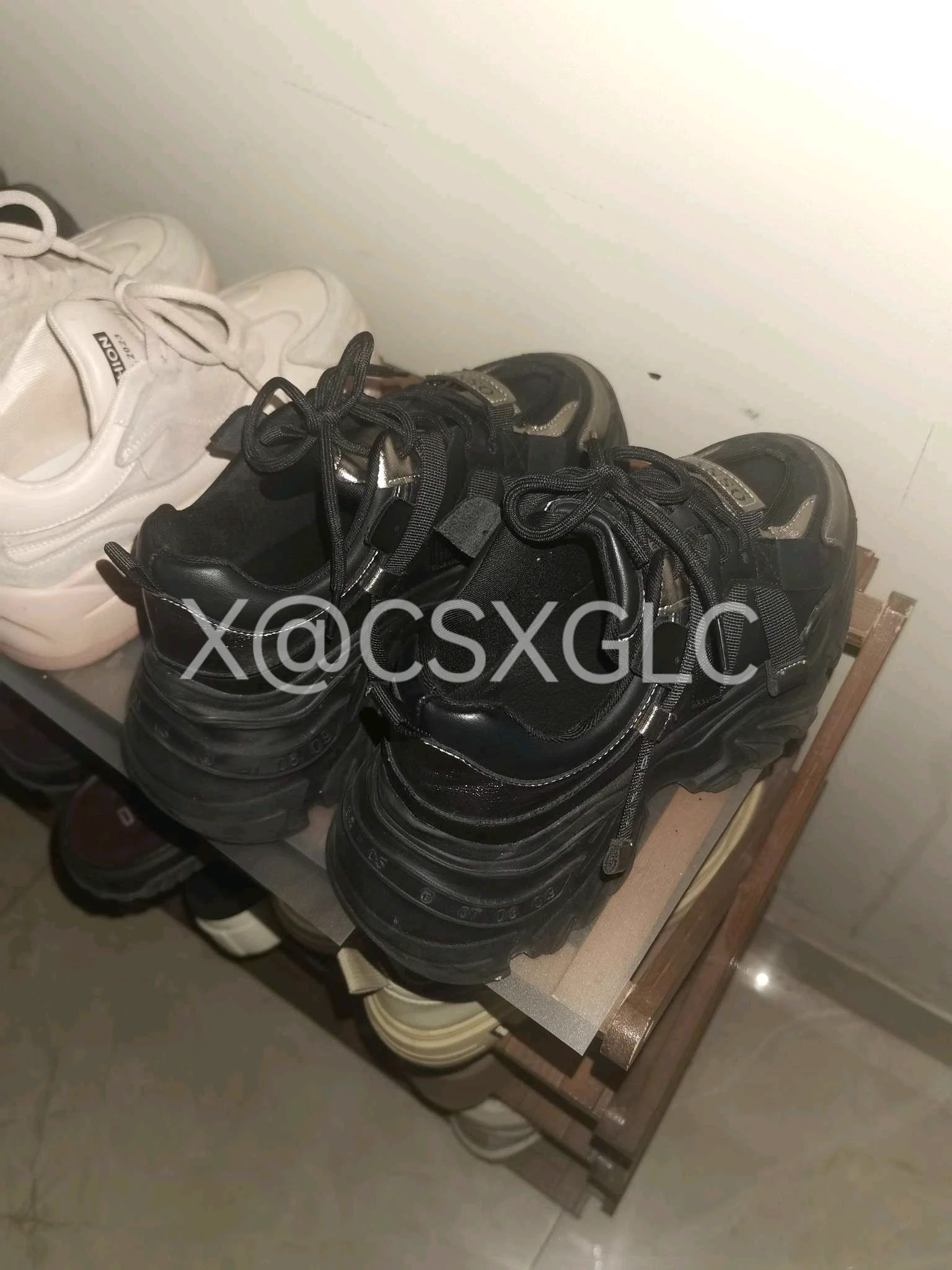 很久不扫楼了，出手必须就得是极品。顶级少妇的肉丝和老爹鞋，直接跟扫玩热乎现脱的，味道顶中顶！完整把玩照和视频已发✈️群！ https://t.co/mTKu1oosi5